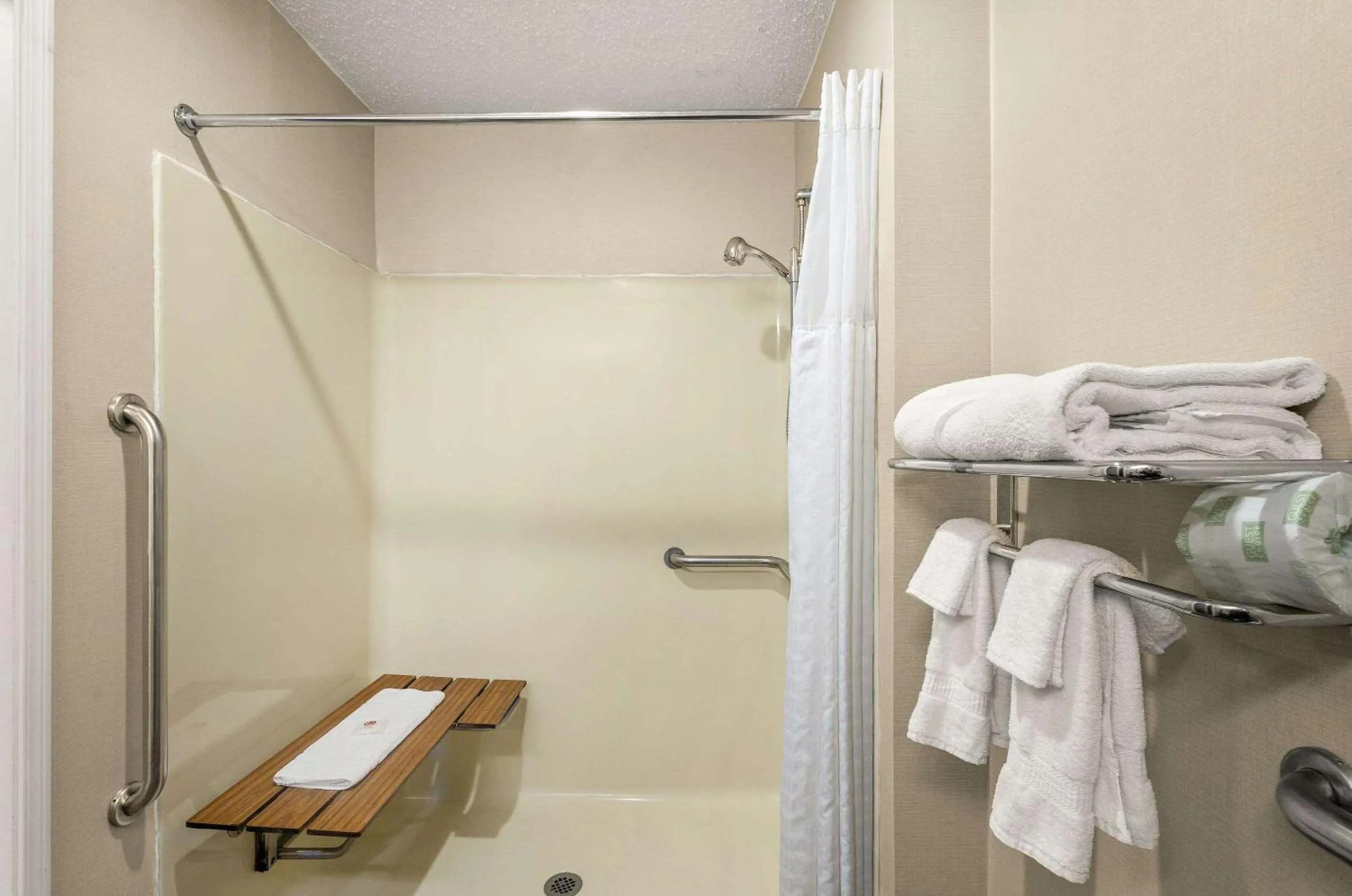 Bedroom in Comfort Inn Near Ouabache State Park