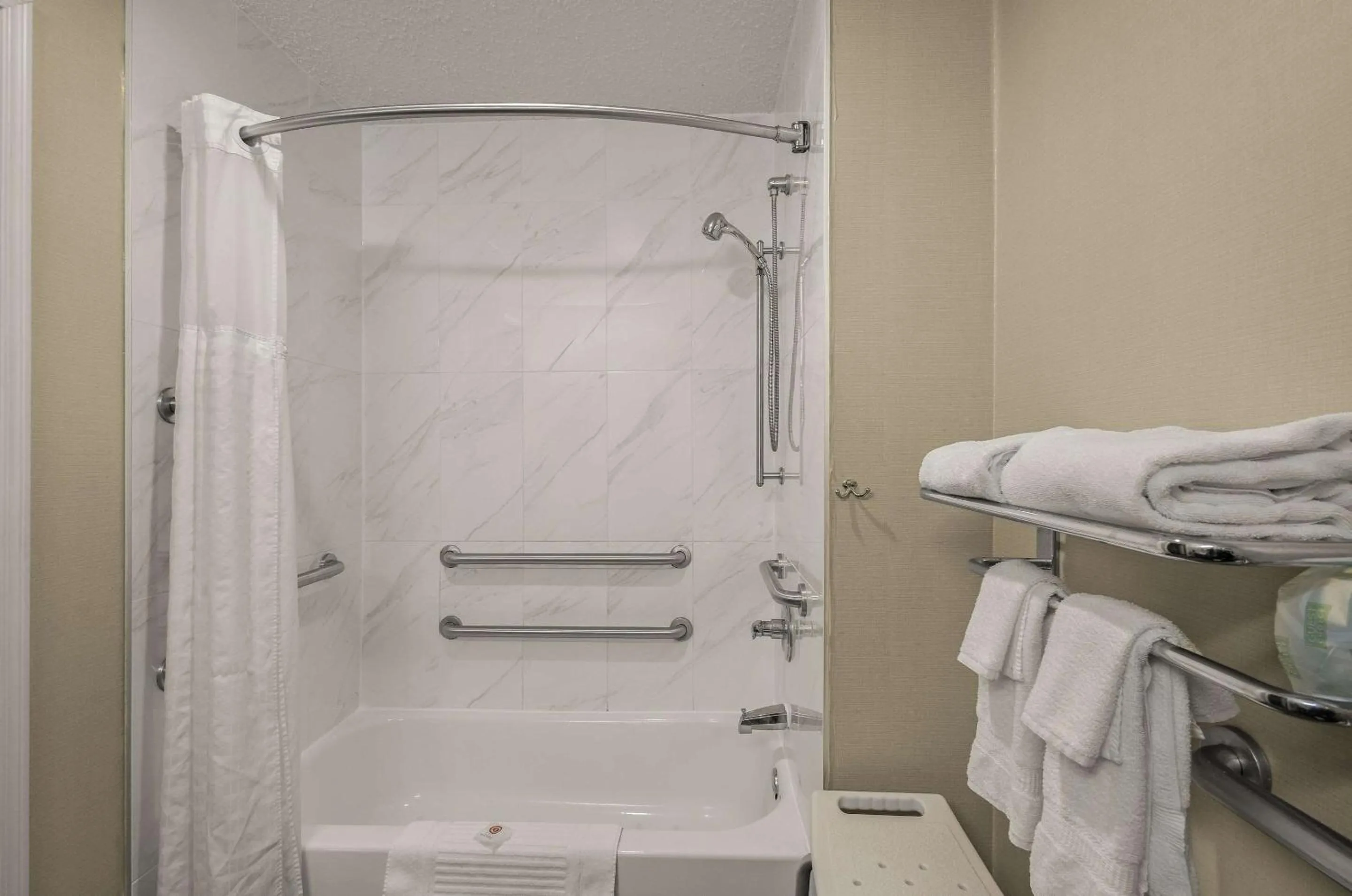 Bedroom in Comfort Inn Near Ouabache State Park