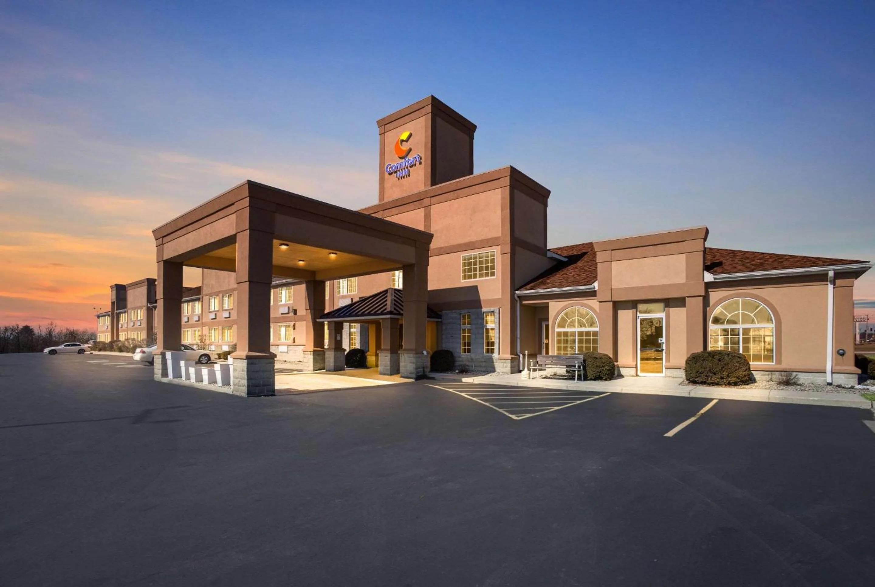 Property building in Comfort Inn Near Ouabache State Park