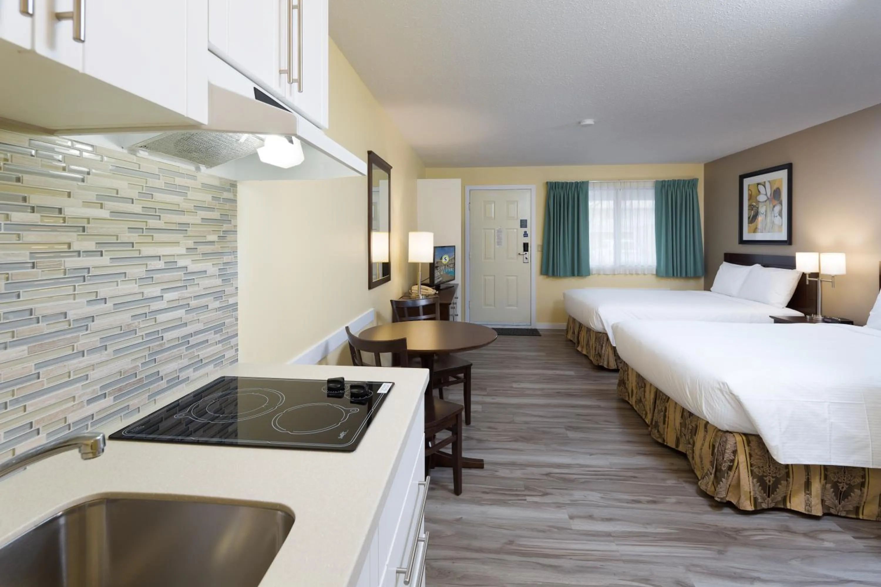 Photo of the whole room, Bed in Siesta Suites