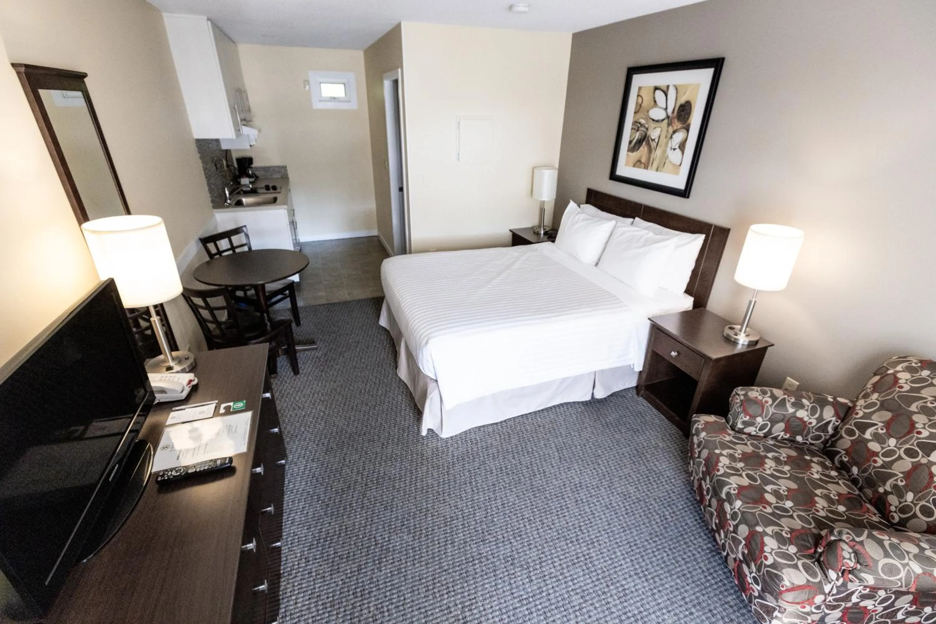 Seating area, Bed in Siesta Suites