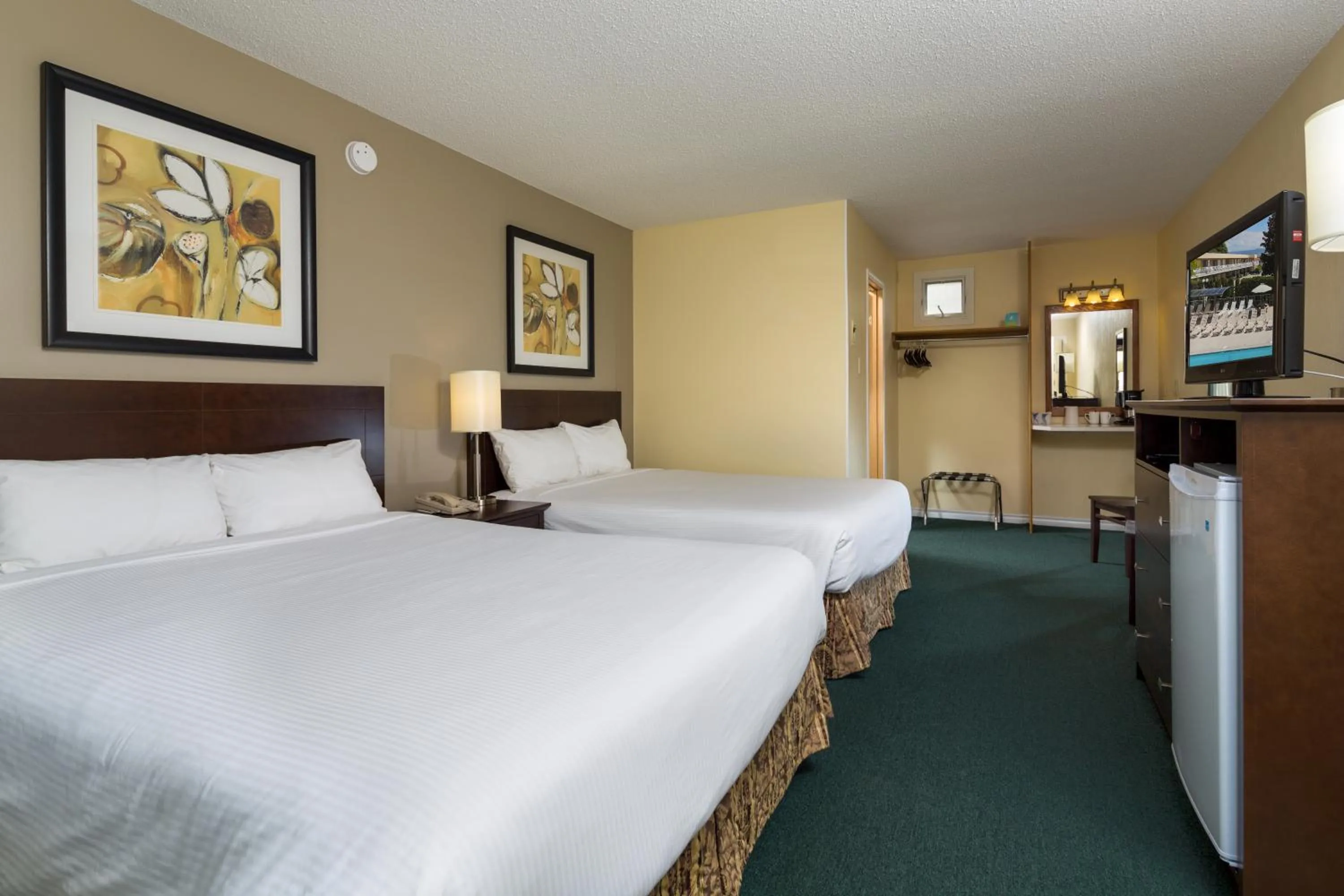 Photo of the whole room, Bed in Siesta Suites