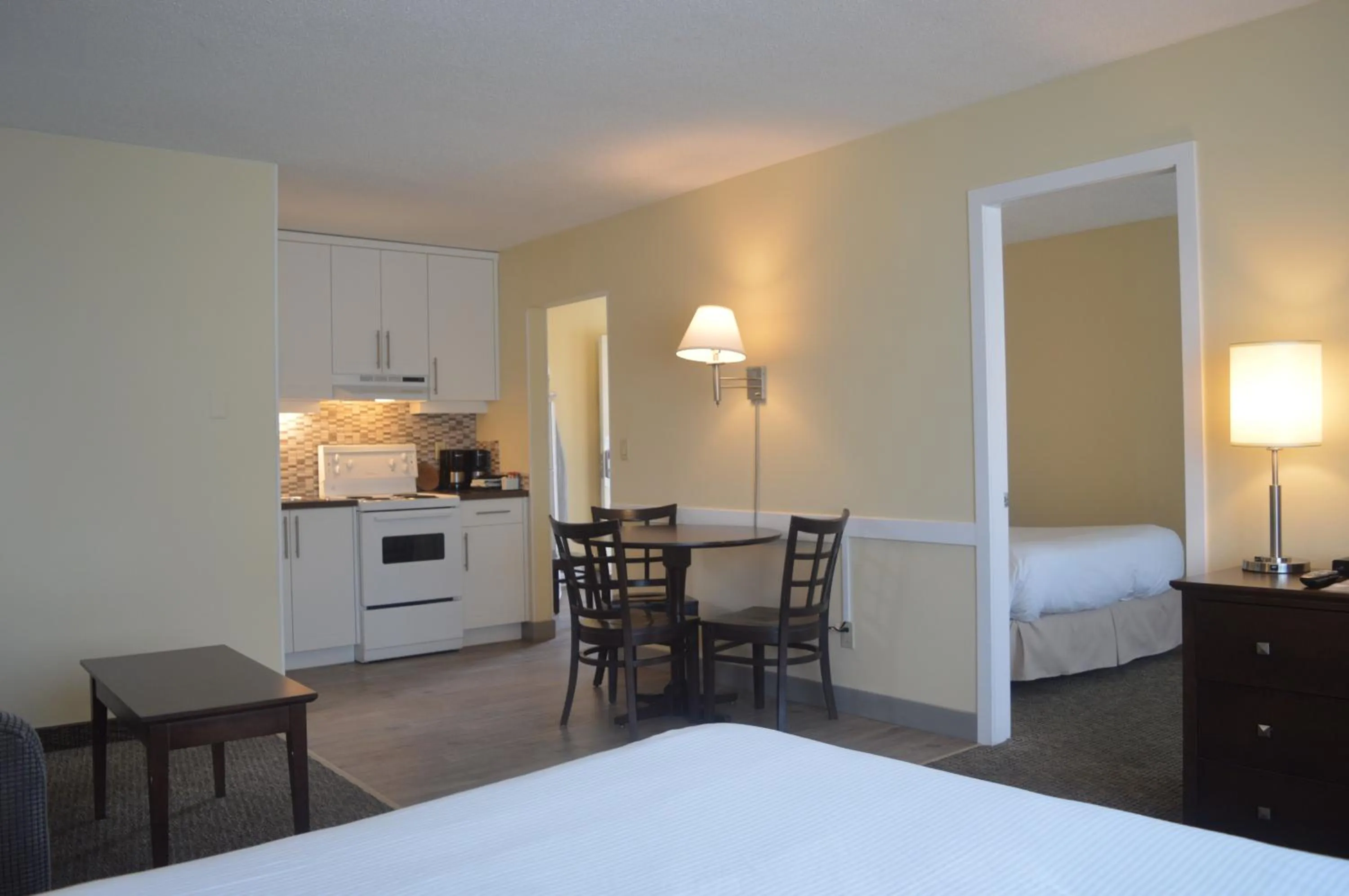 Kitchen or kitchenette, Bed in Siesta Suites