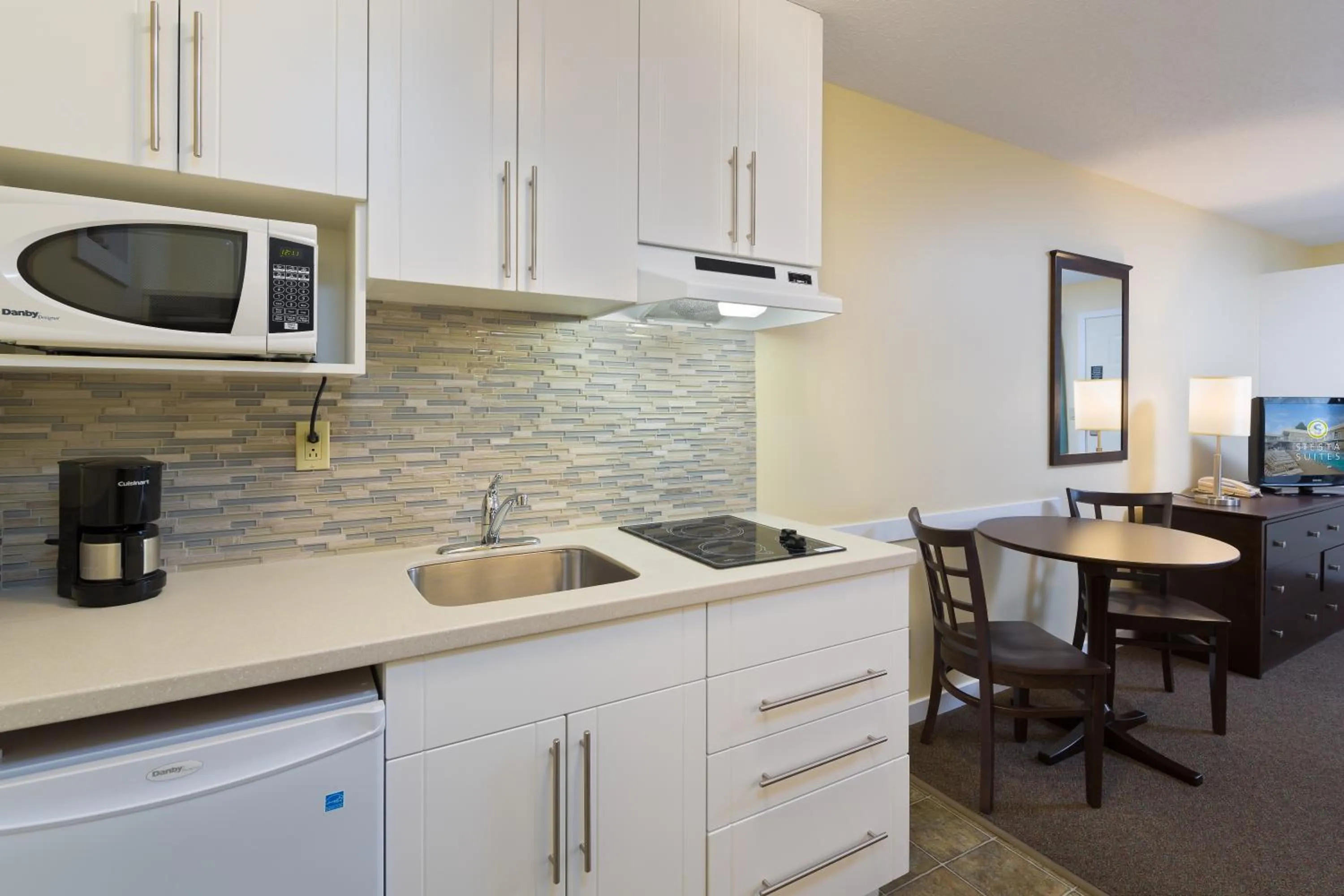 Kitchen or kitchenette in Siesta Suites