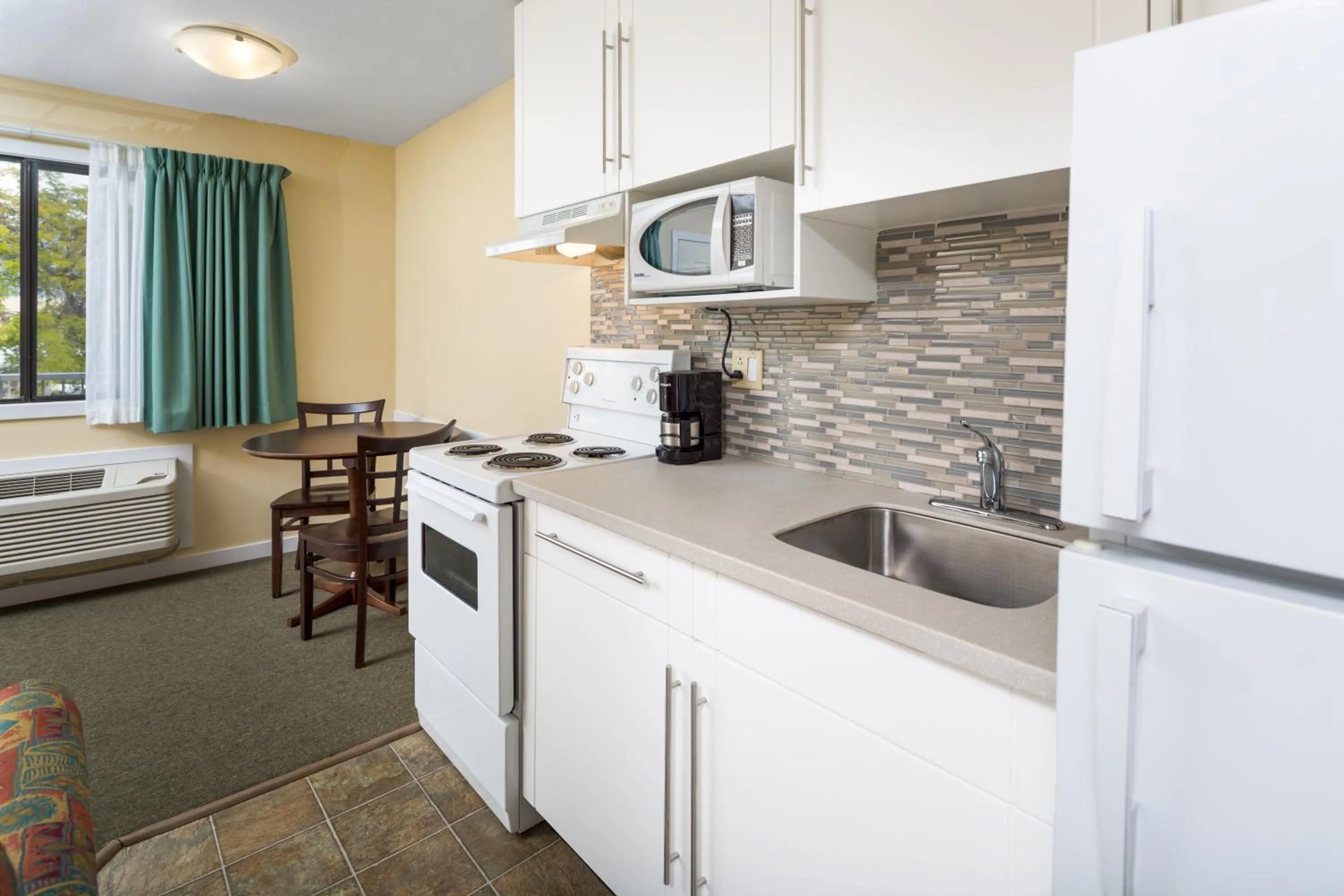 Kitchen or kitchenette in Siesta Suites