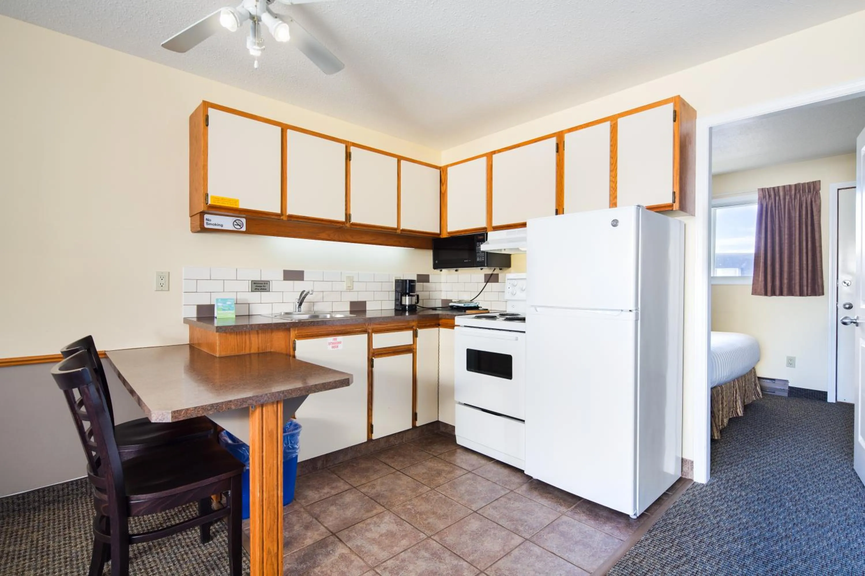 Kitchen or kitchenette in Siesta Suites