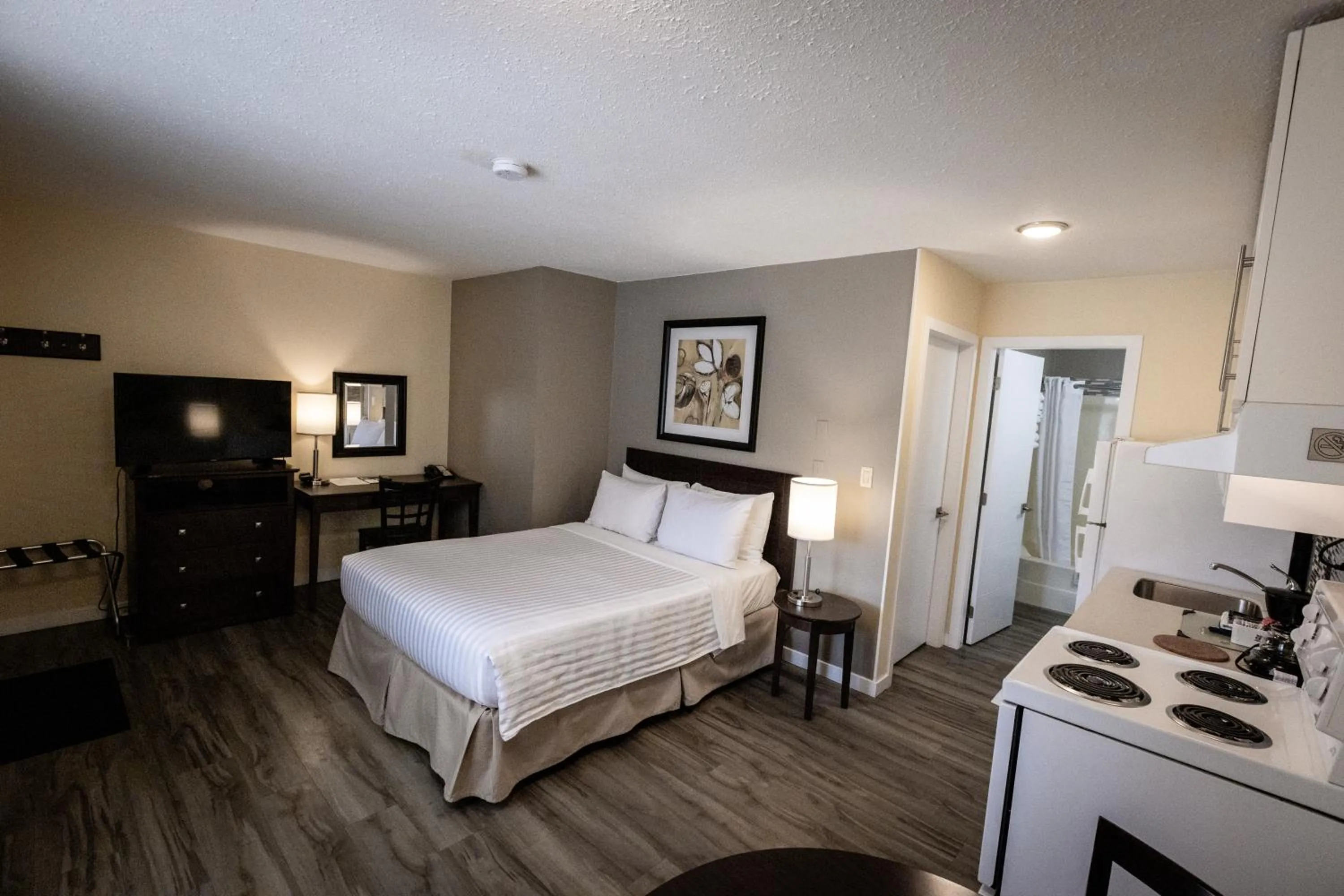 Photo of the whole room, Bed in Siesta Suites