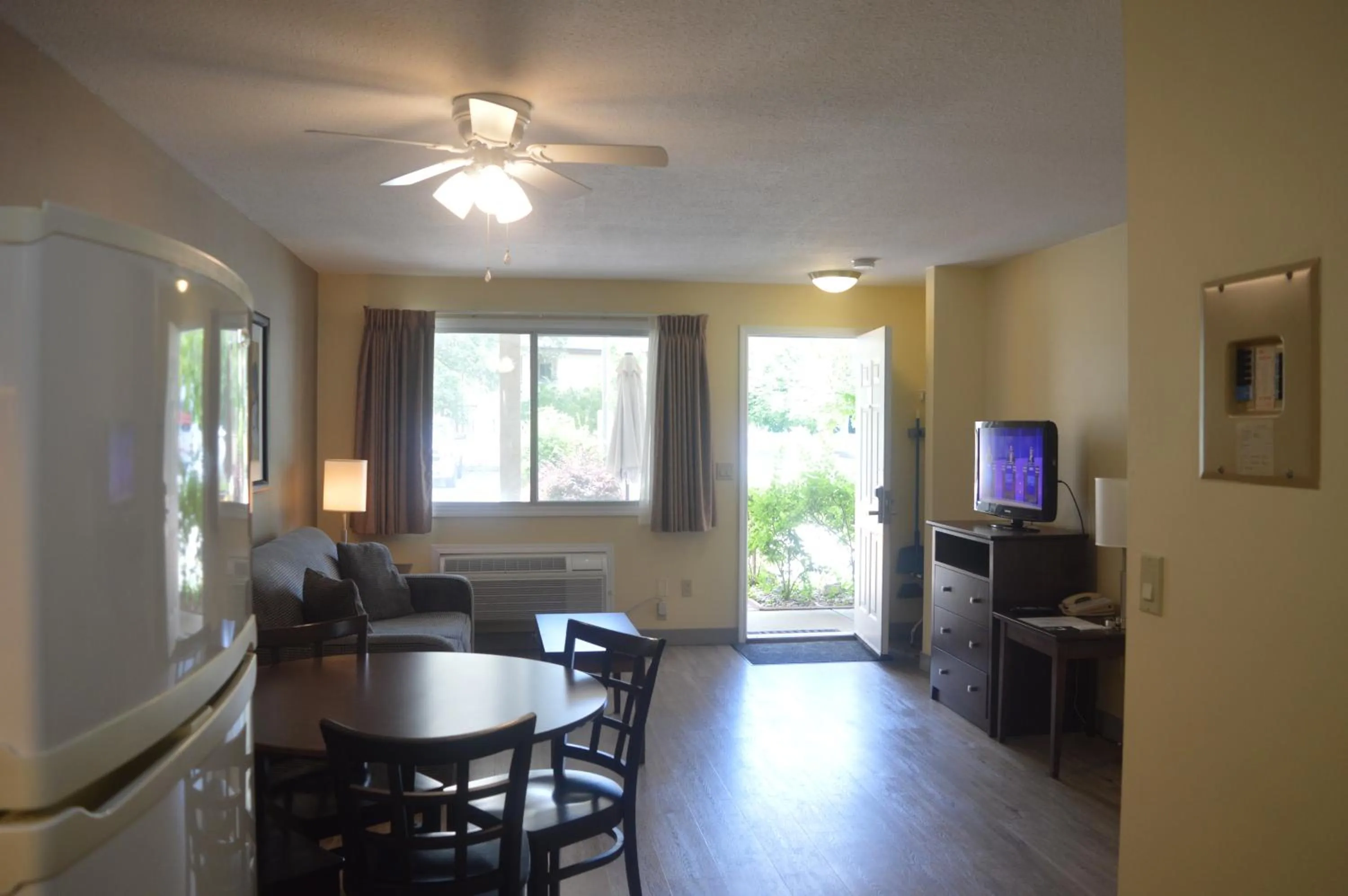 Communal lounge/ TV room in Siesta Suites