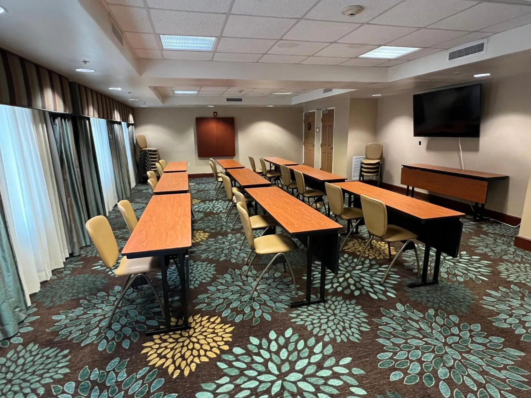 Meeting/conference room in Staybridge Suites Fayetteville by IHG