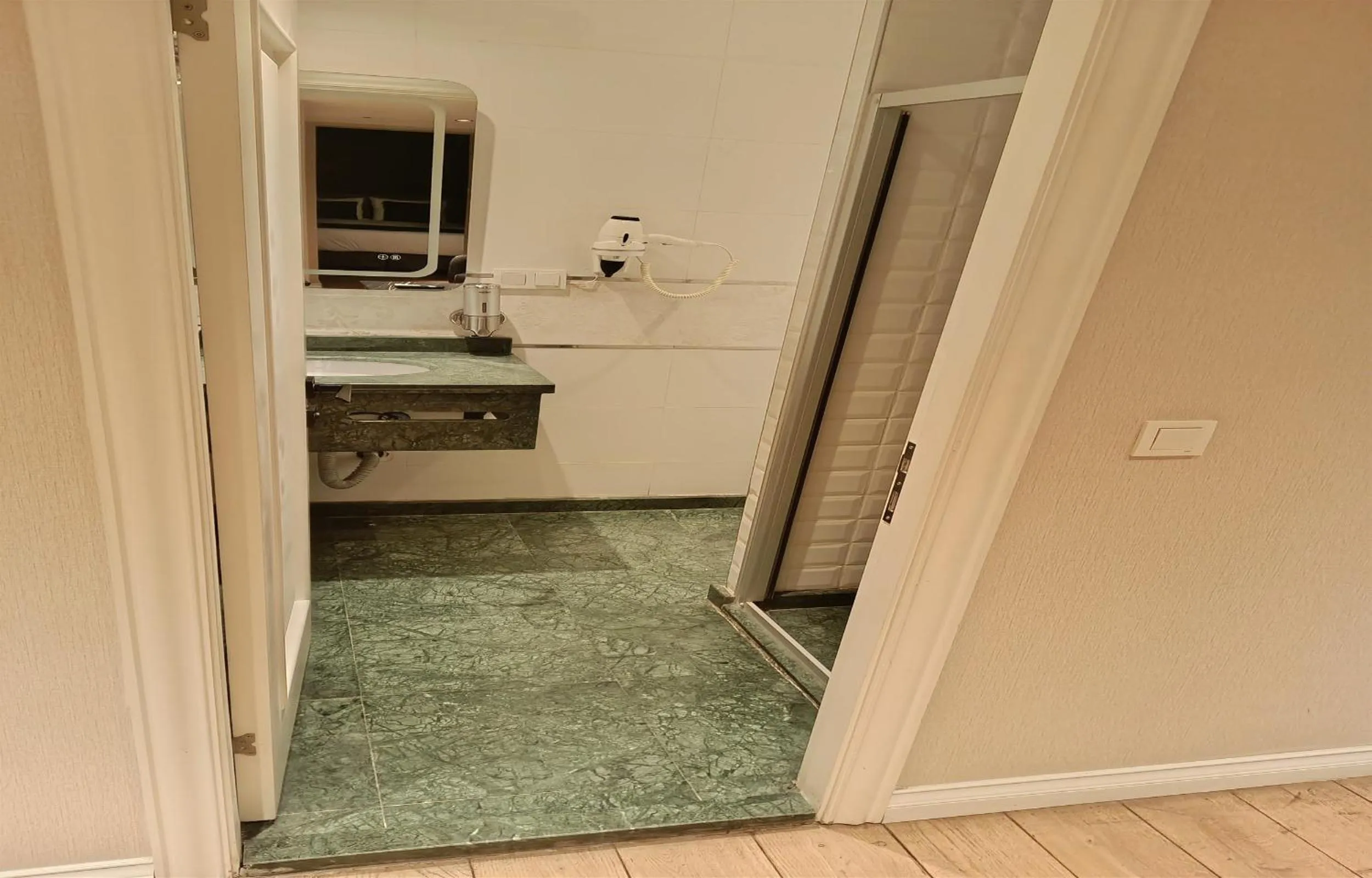 Bathroom in Moss Suites Hotel