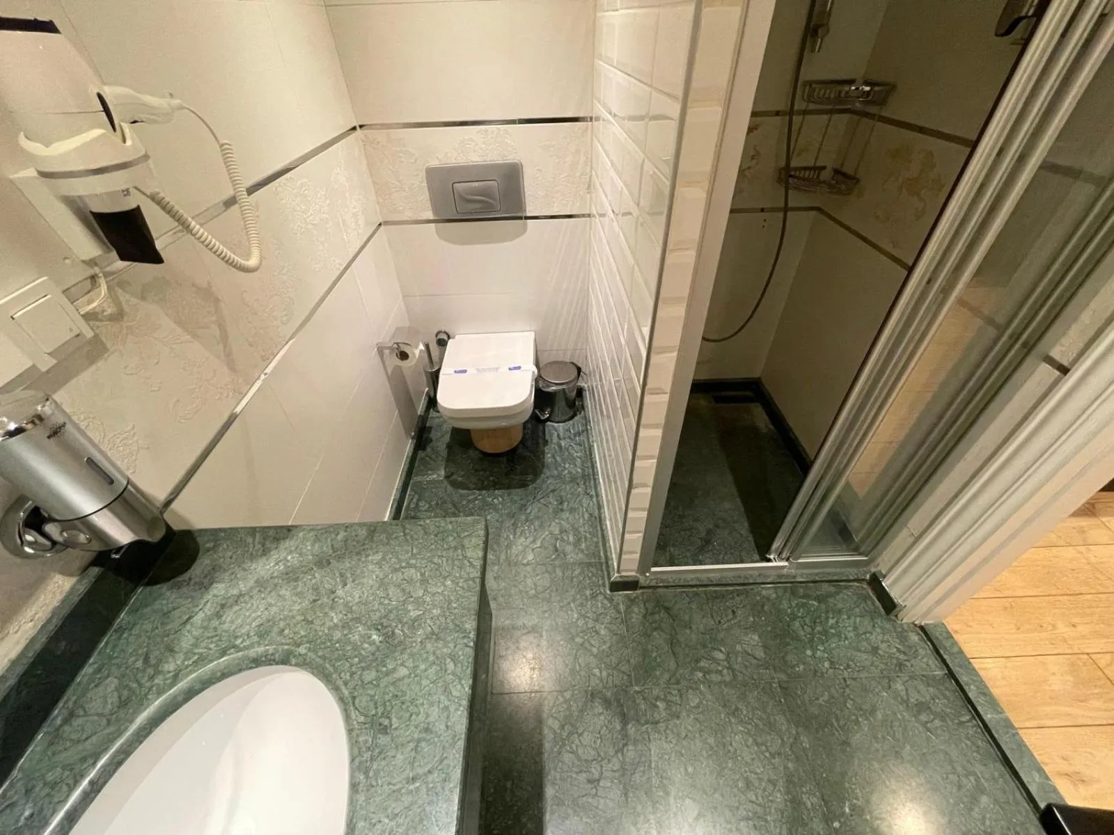 Shower in Moss Suites Hotel