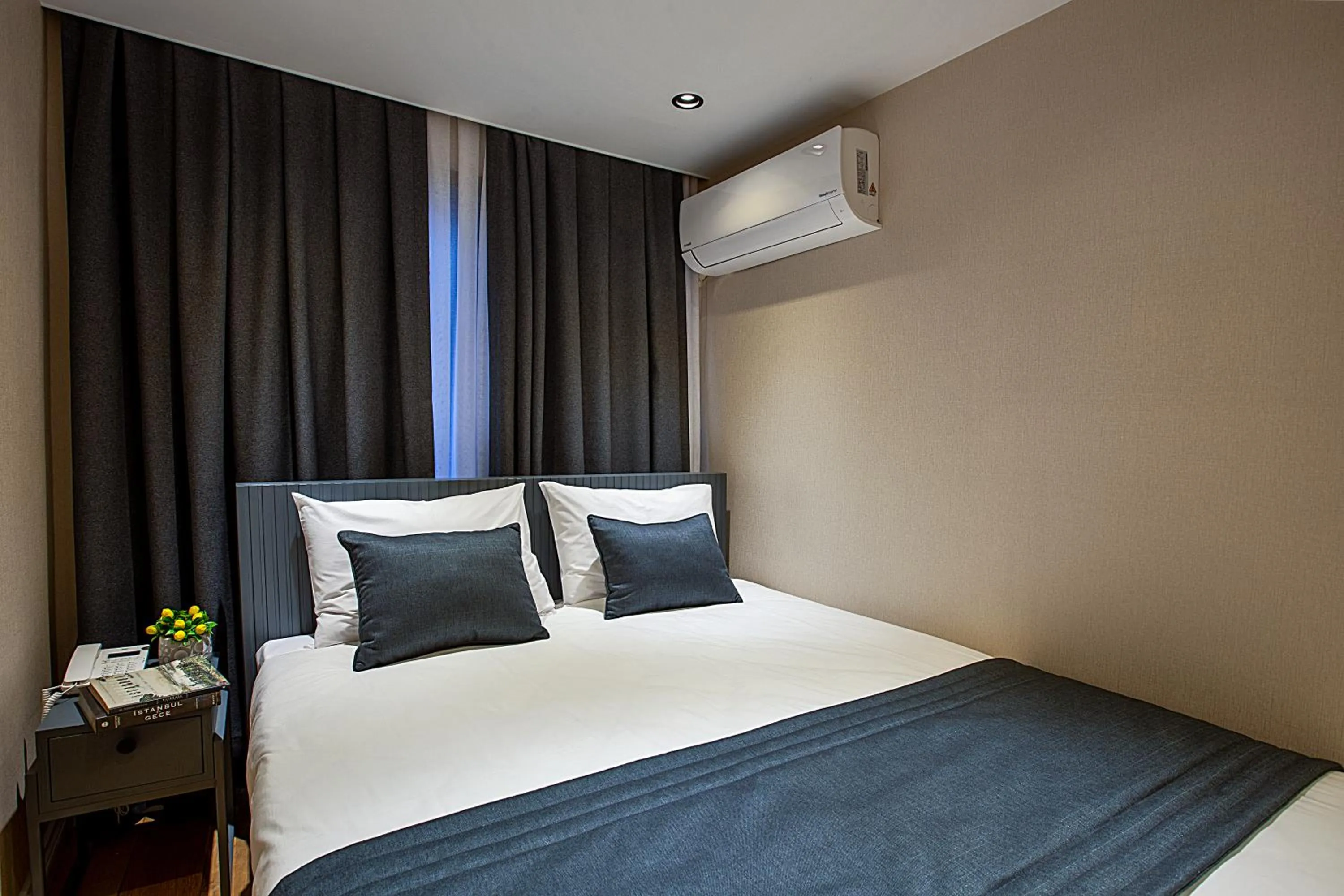 Bedroom, Bed in Moss Suites Hotel