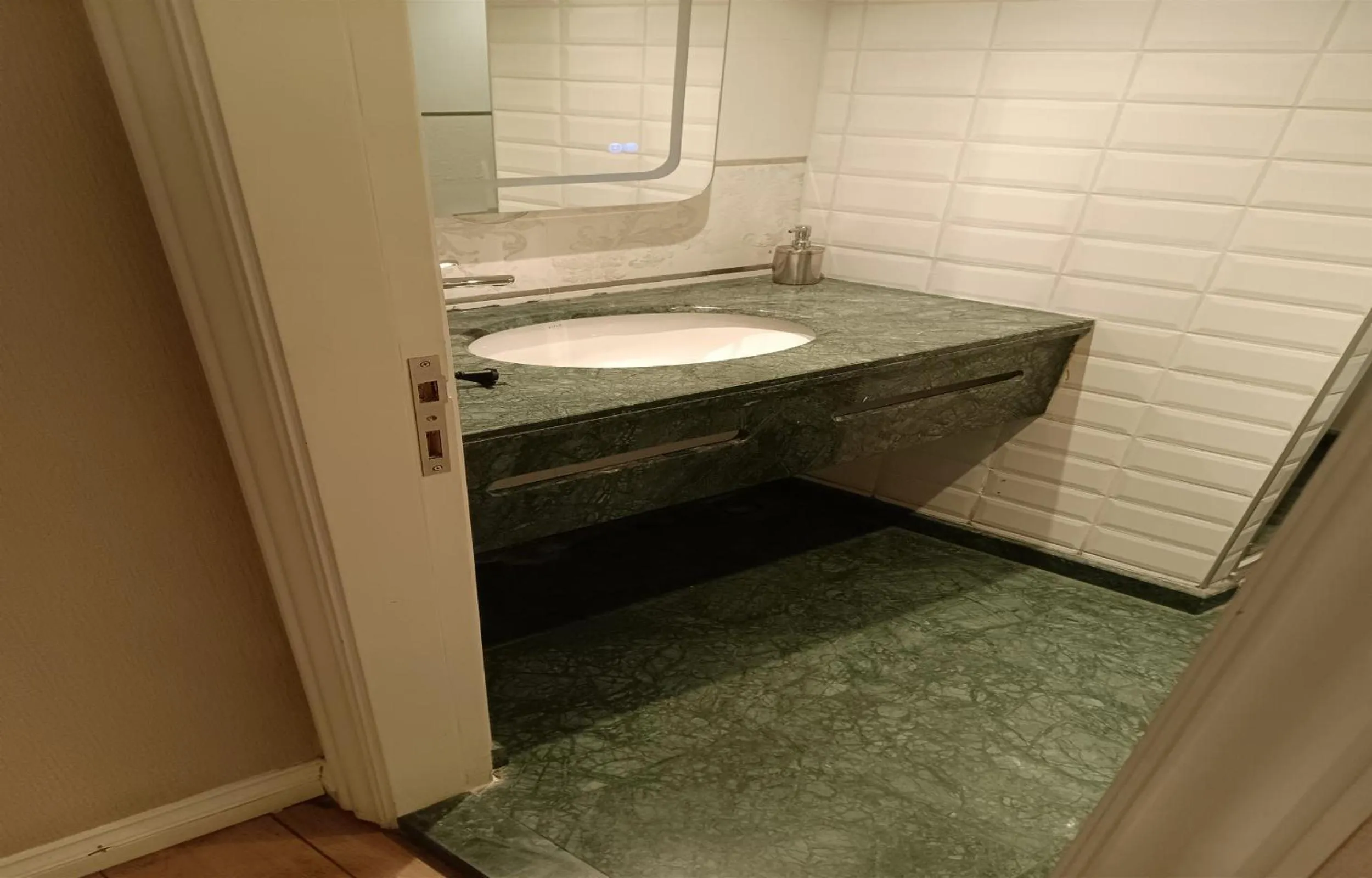 Bathroom in Moss Suites Hotel