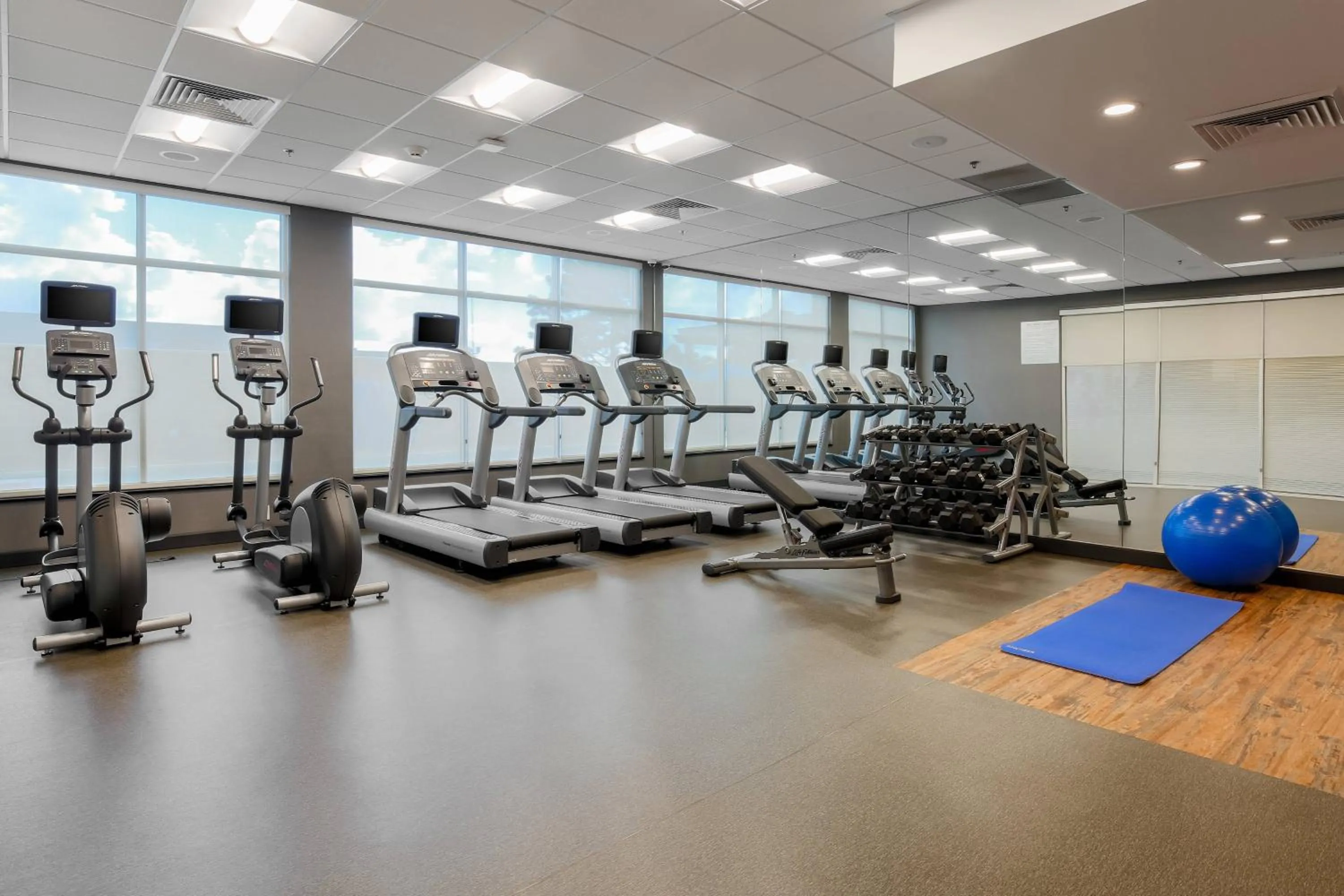 Fitness centre/facilities in Fairfield Inn & Suites by Marriott Alexandria