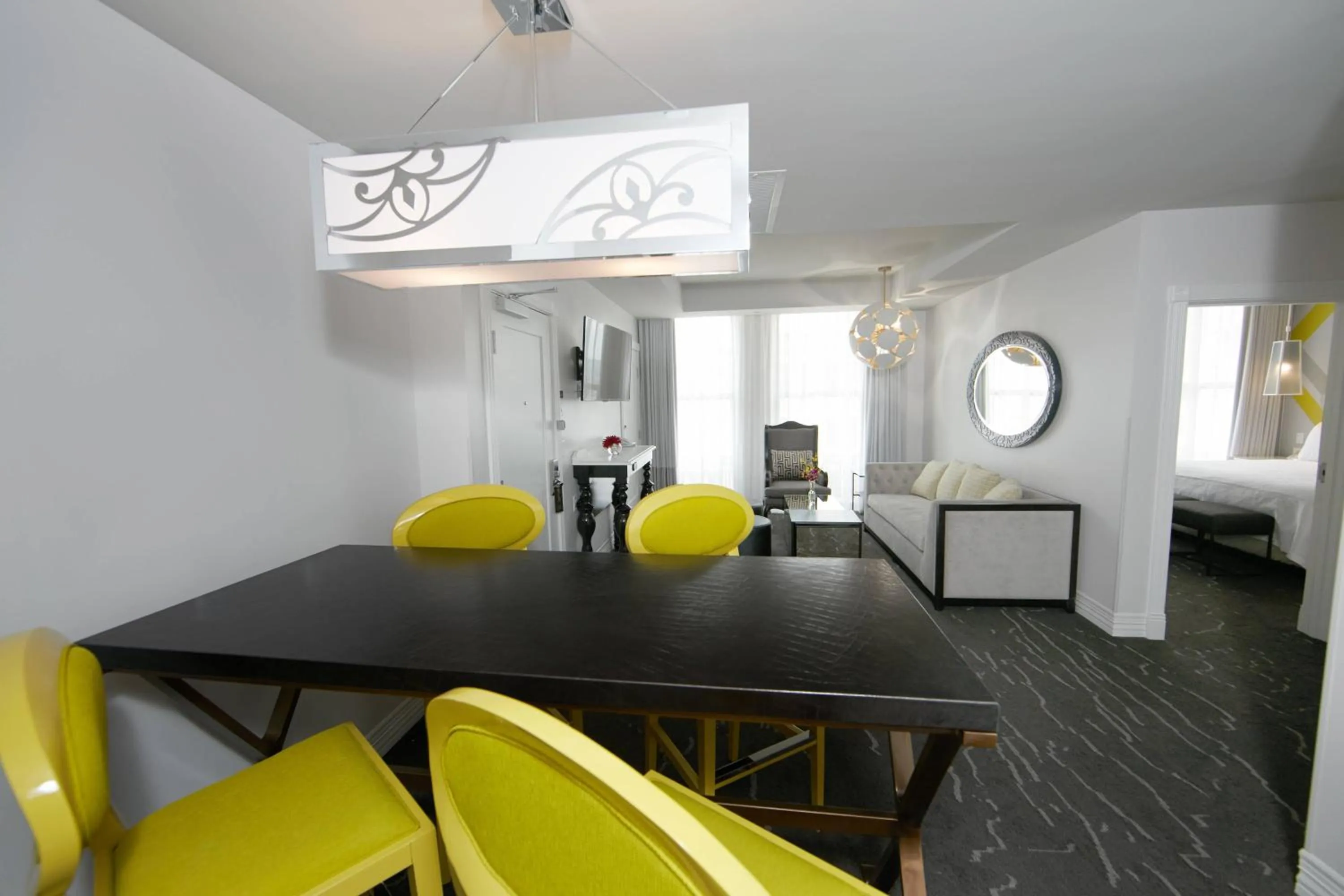 Living room in Elyton Hotel, Autograph Collection