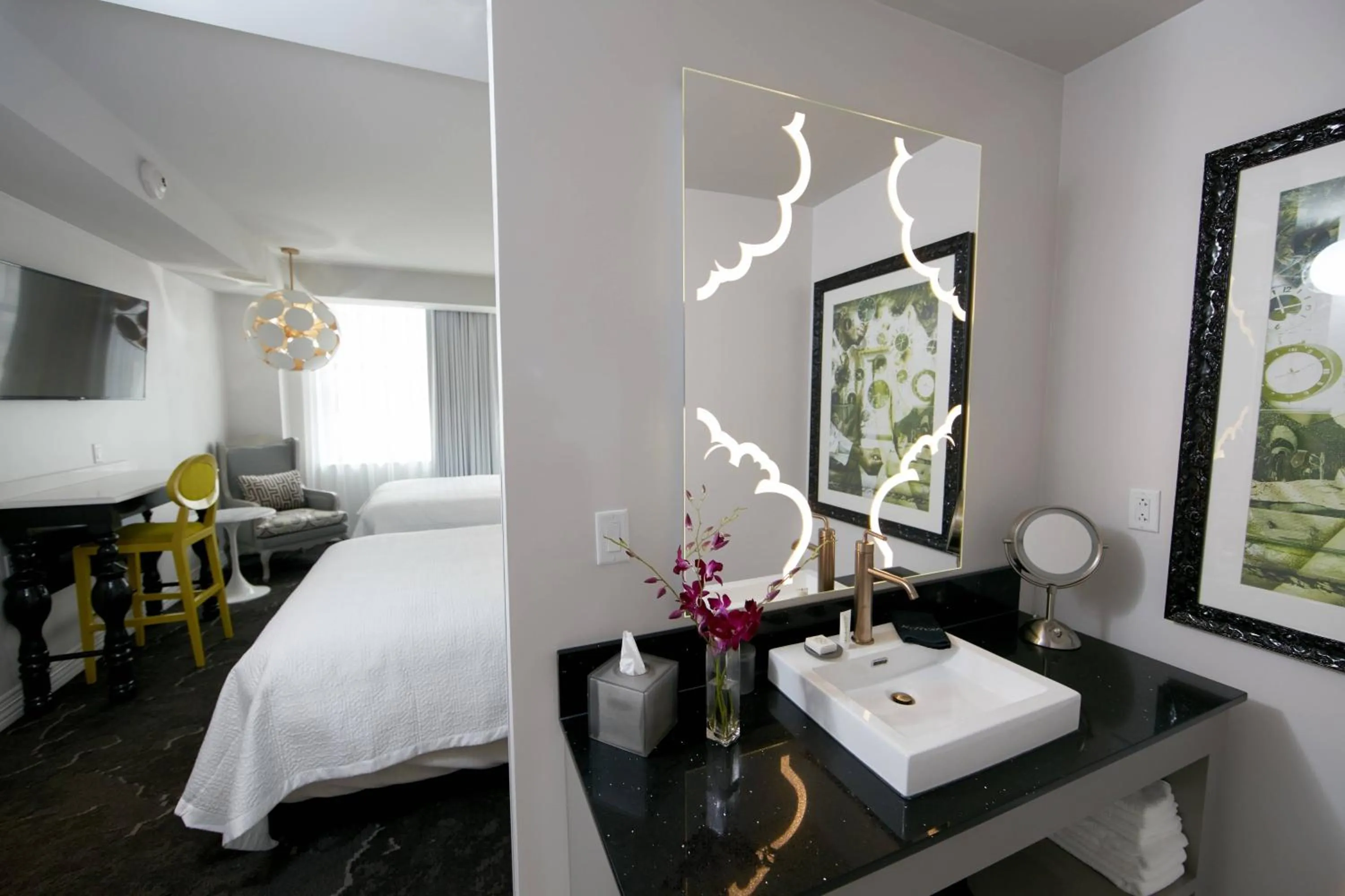 Bathroom, Bed in Elyton Hotel, Autograph Collection