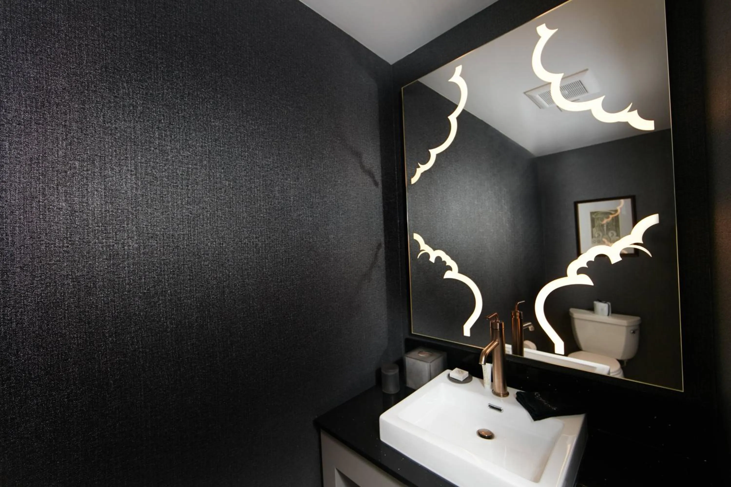 Bedroom in Elyton Hotel, Autograph Collection