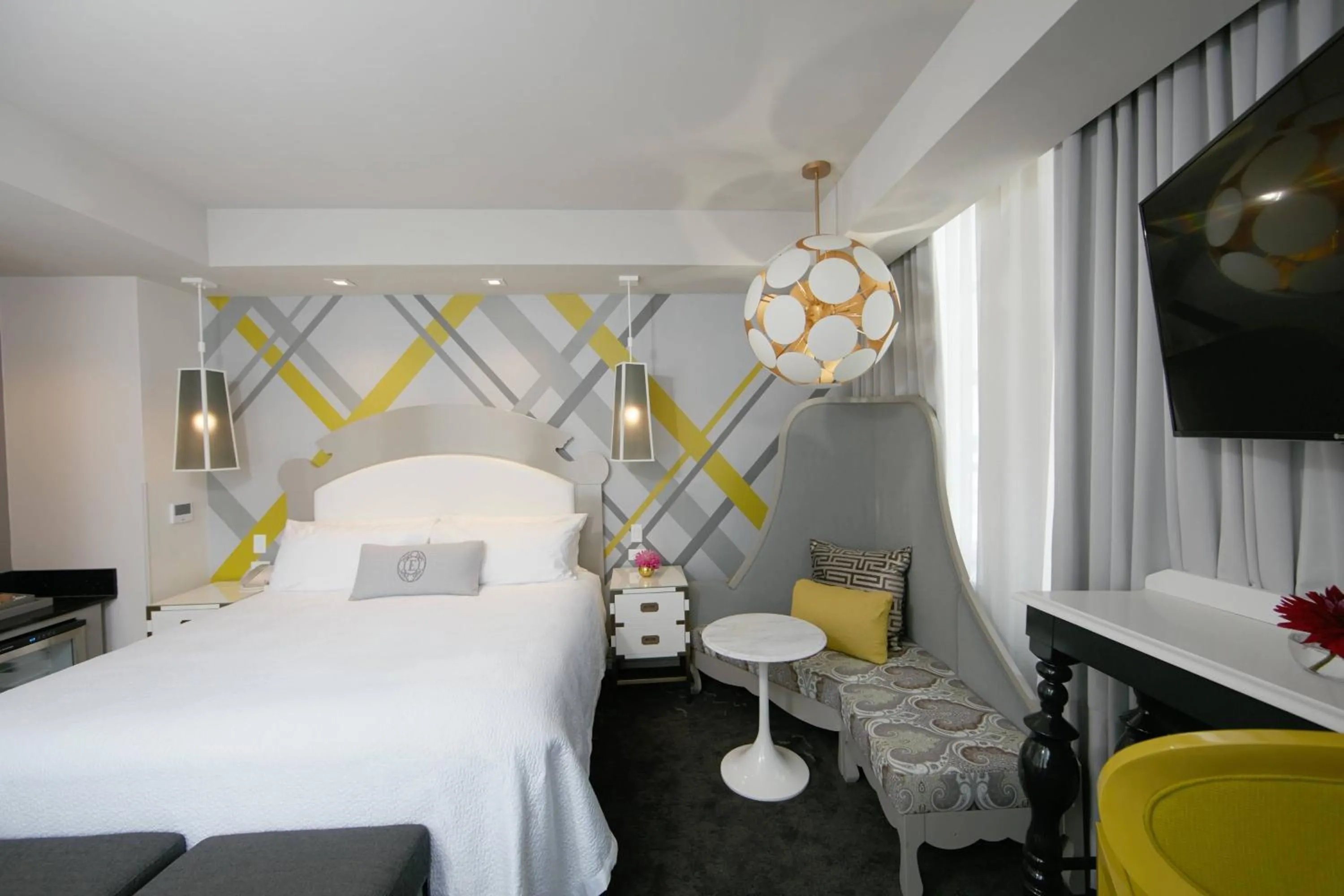 Photo of the whole room, Bed in Elyton Hotel, Autograph Collection