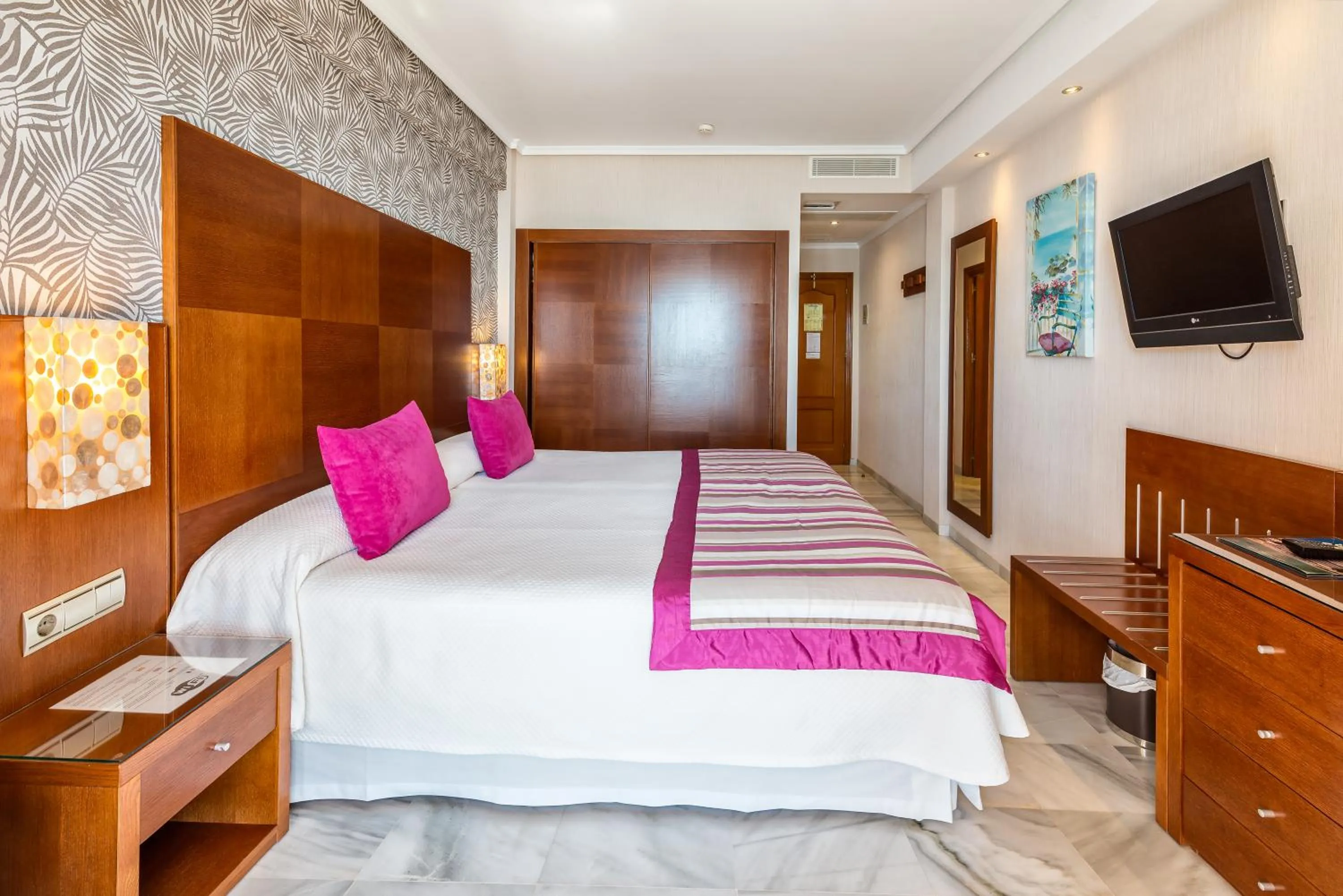 Bed in Hotel Balcón de Europa