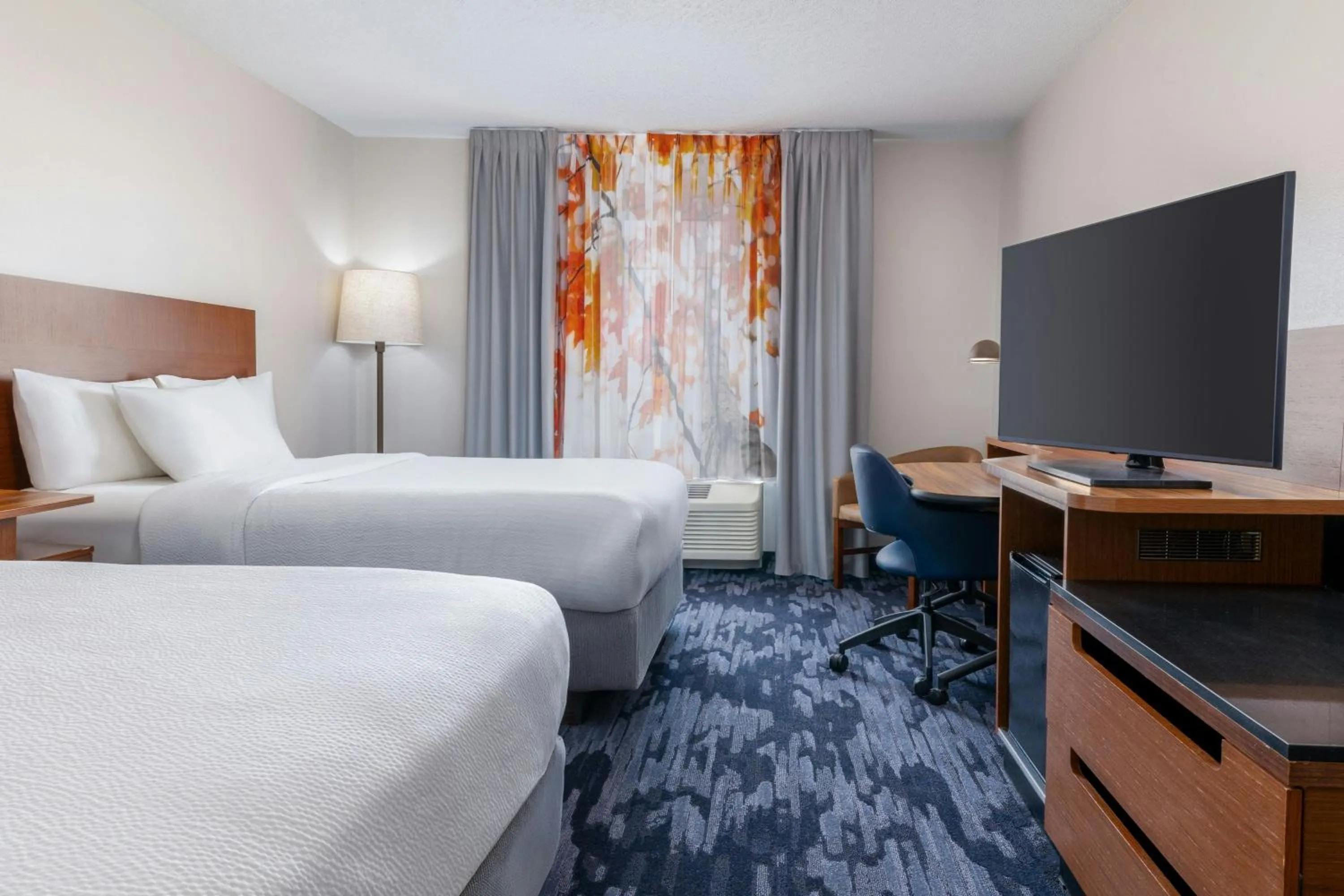 Photo of the whole room, Bed in Fairfield Inn and Suites by Marriott Cincinnati Eastgate