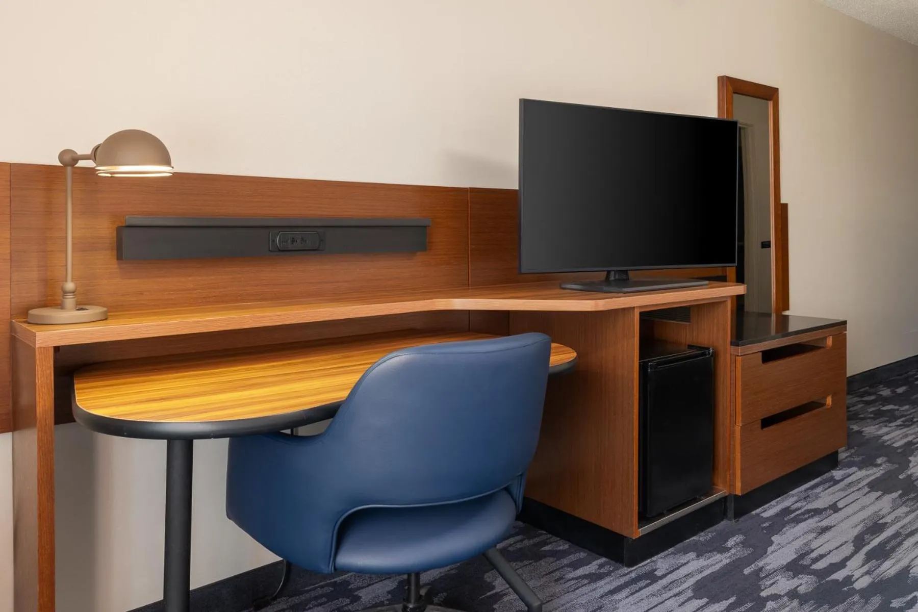 TV and multimedia in Fairfield Inn and Suites by Marriott Cincinnati Eastgate