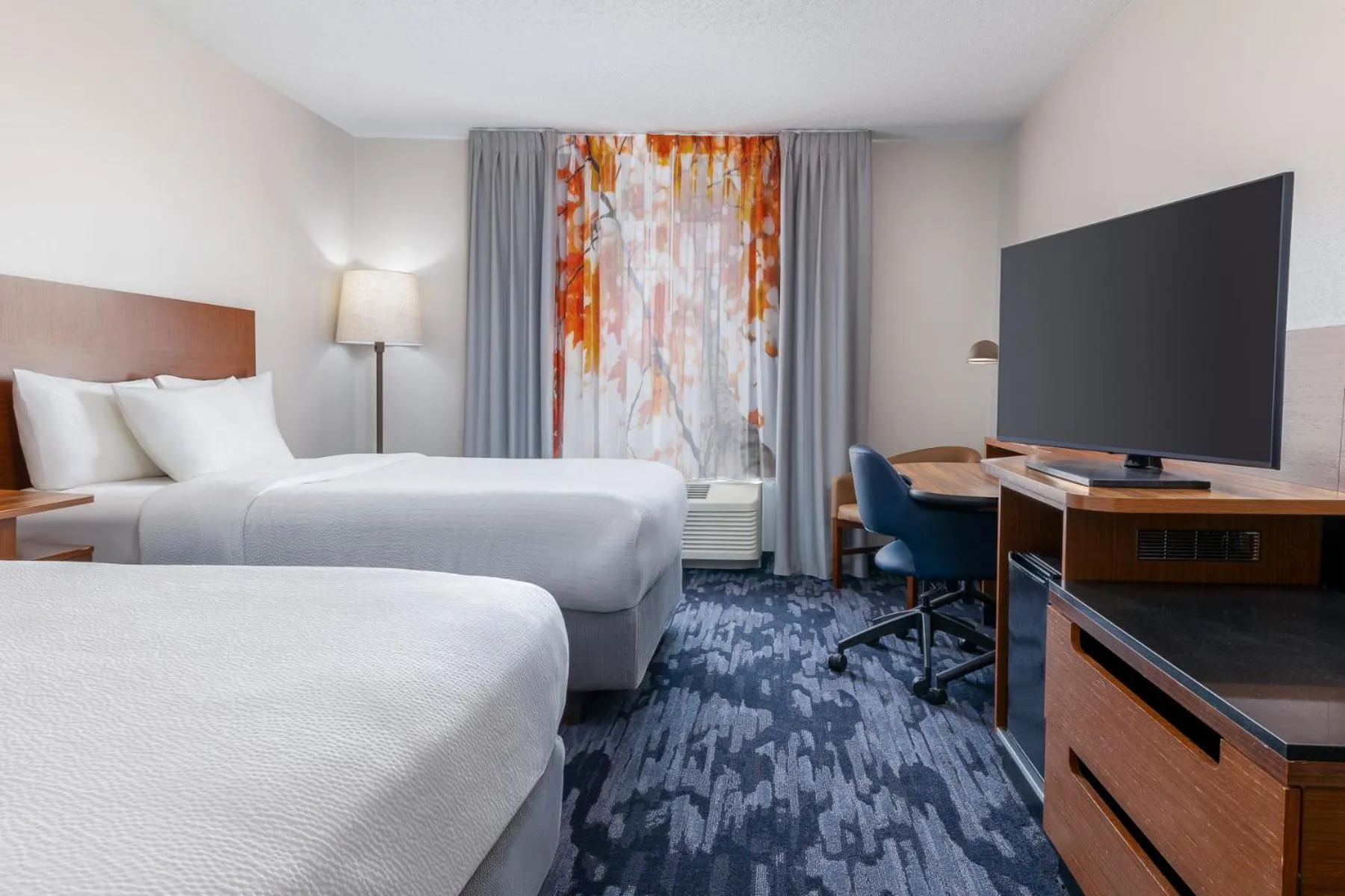 Photo of the whole room, Bed in Fairfield Inn and Suites by Marriott Cincinnati Eastgate