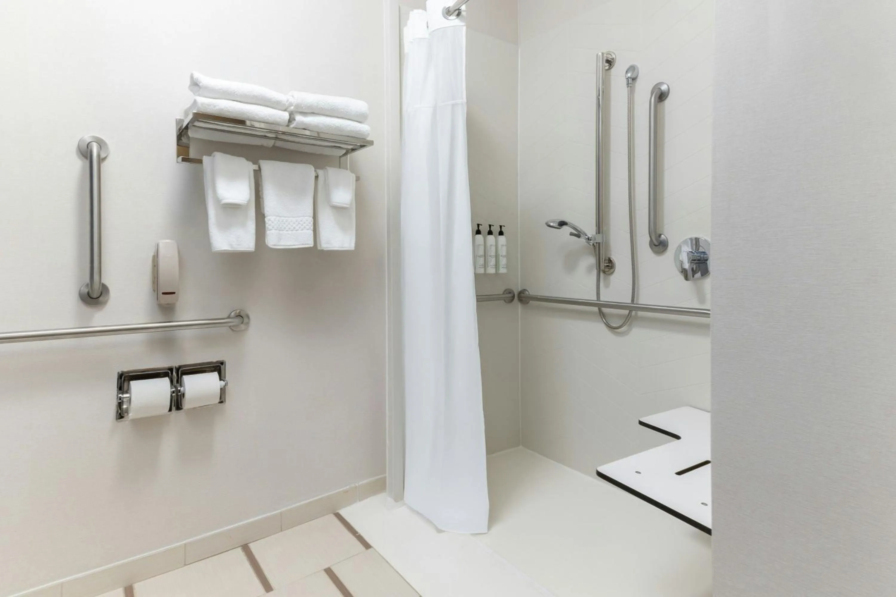 Bathroom in Fairfield Inn and Suites by Marriott Cincinnati Eastgate