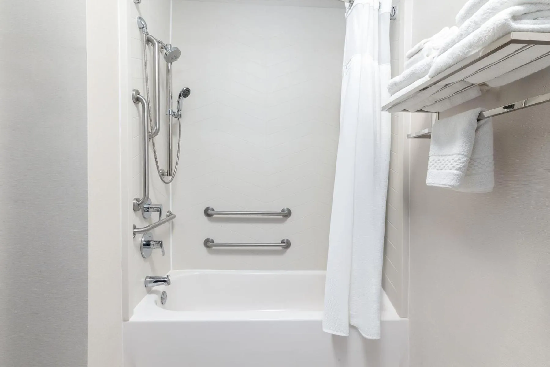 Bathroom in Fairfield Inn and Suites by Marriott Cincinnati Eastgate