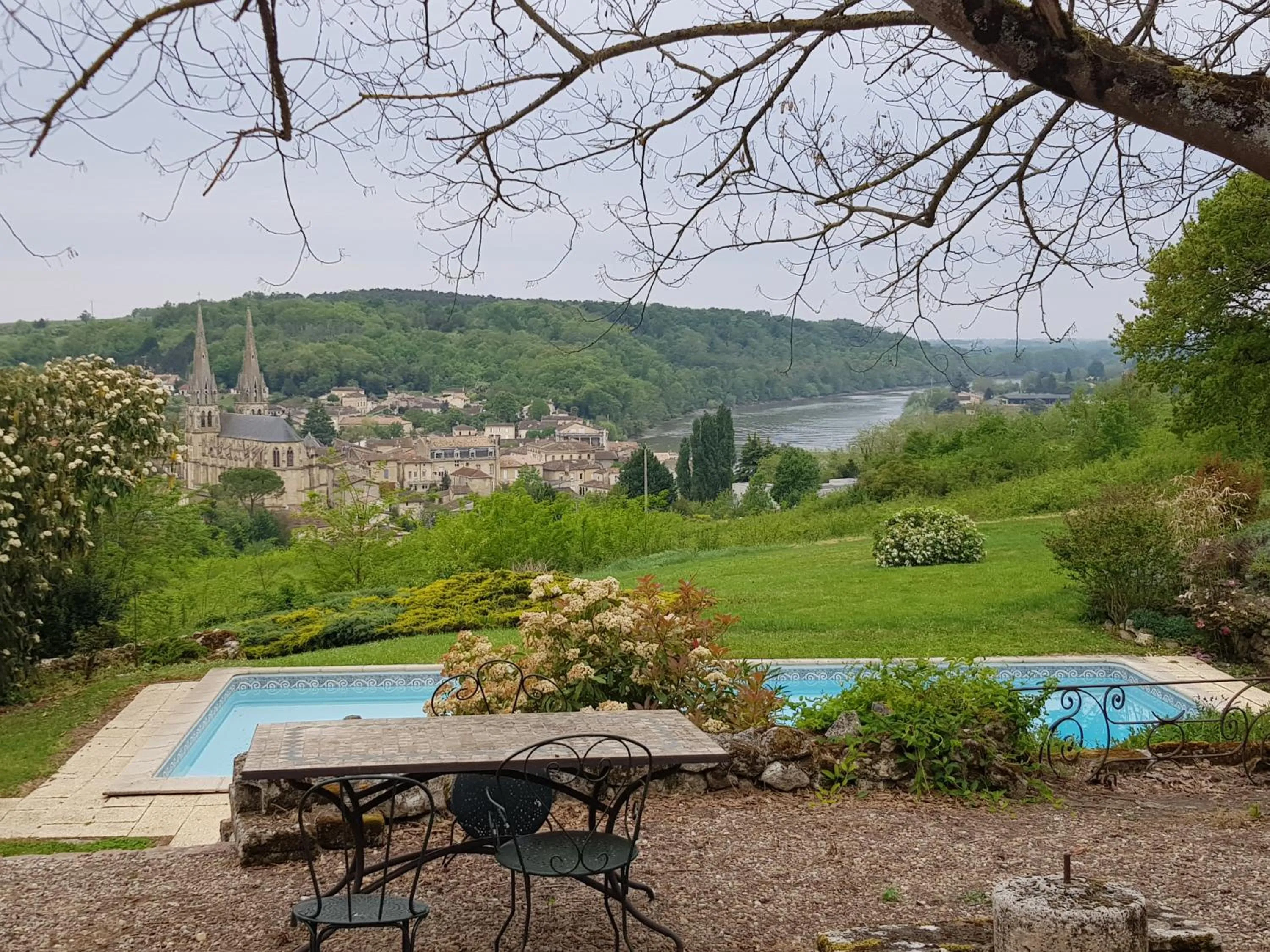 Swimming pool in Les 4 Eléments St Emilion