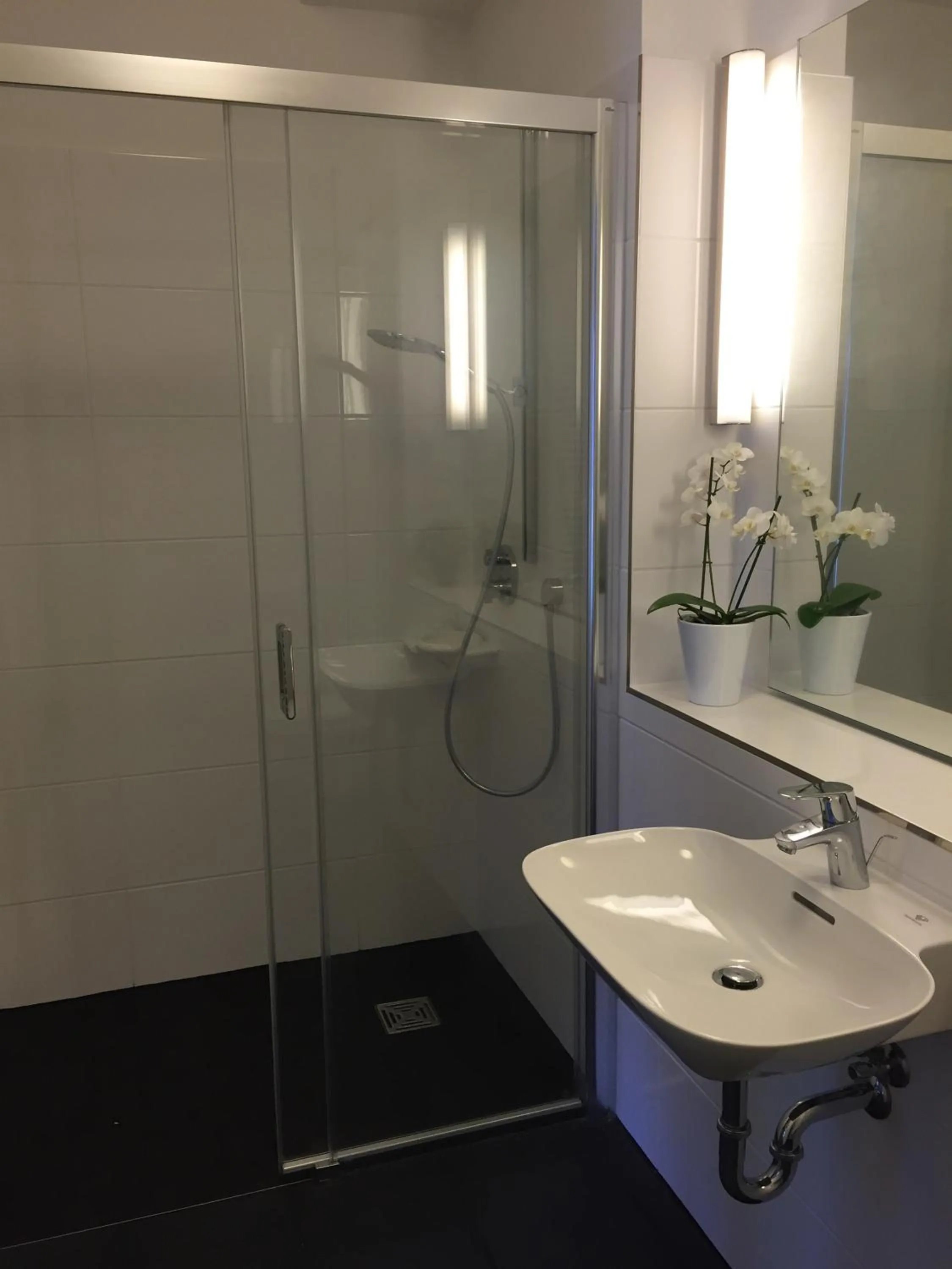 Bathroom in Hotel garni Anger 5