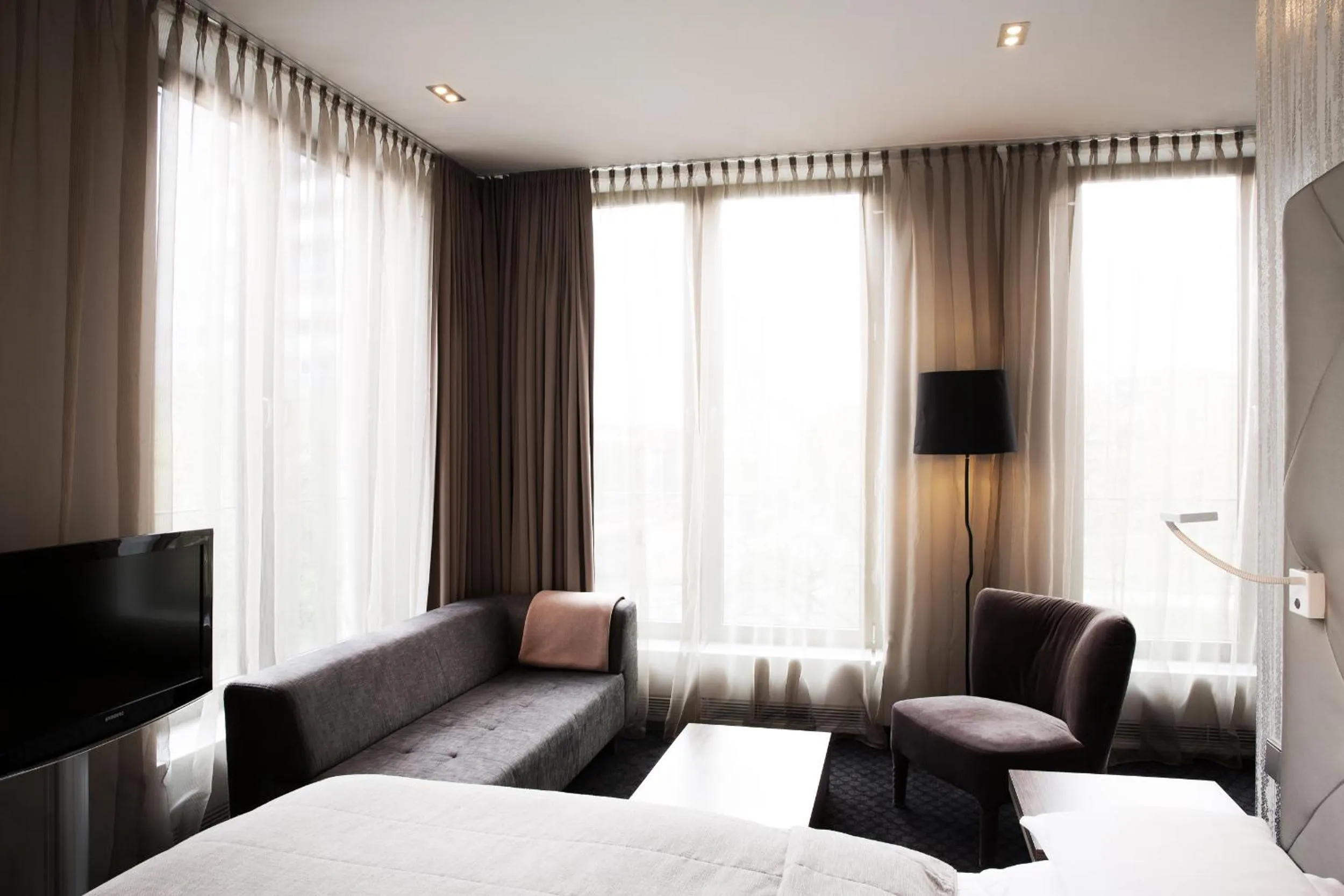 Living room, Bed in COSMO Hotel Berlin Mitte