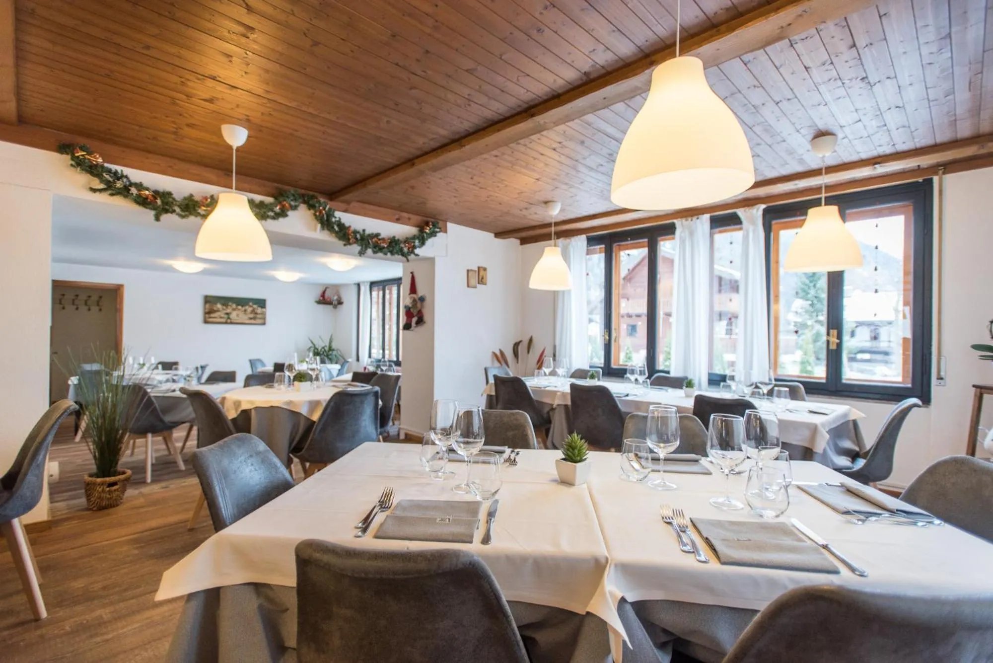 Restaurant/places to eat in Hotel Signal