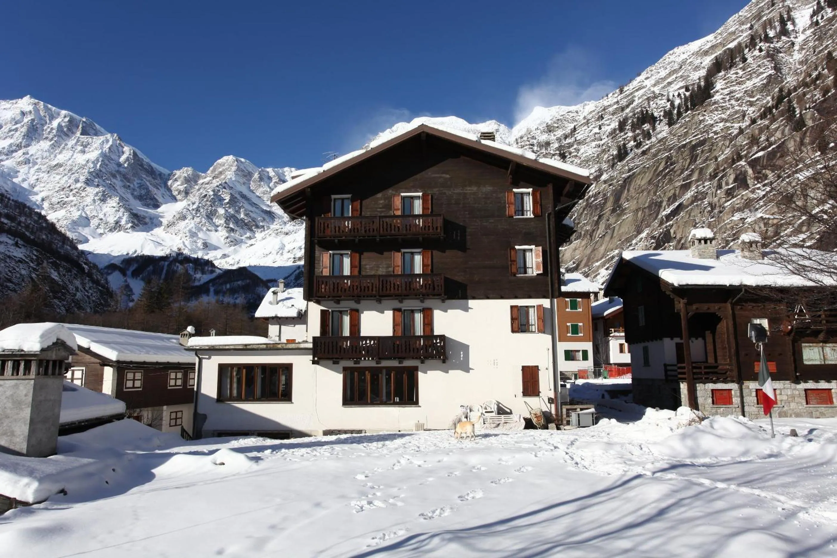 Property building in Hotel Signal