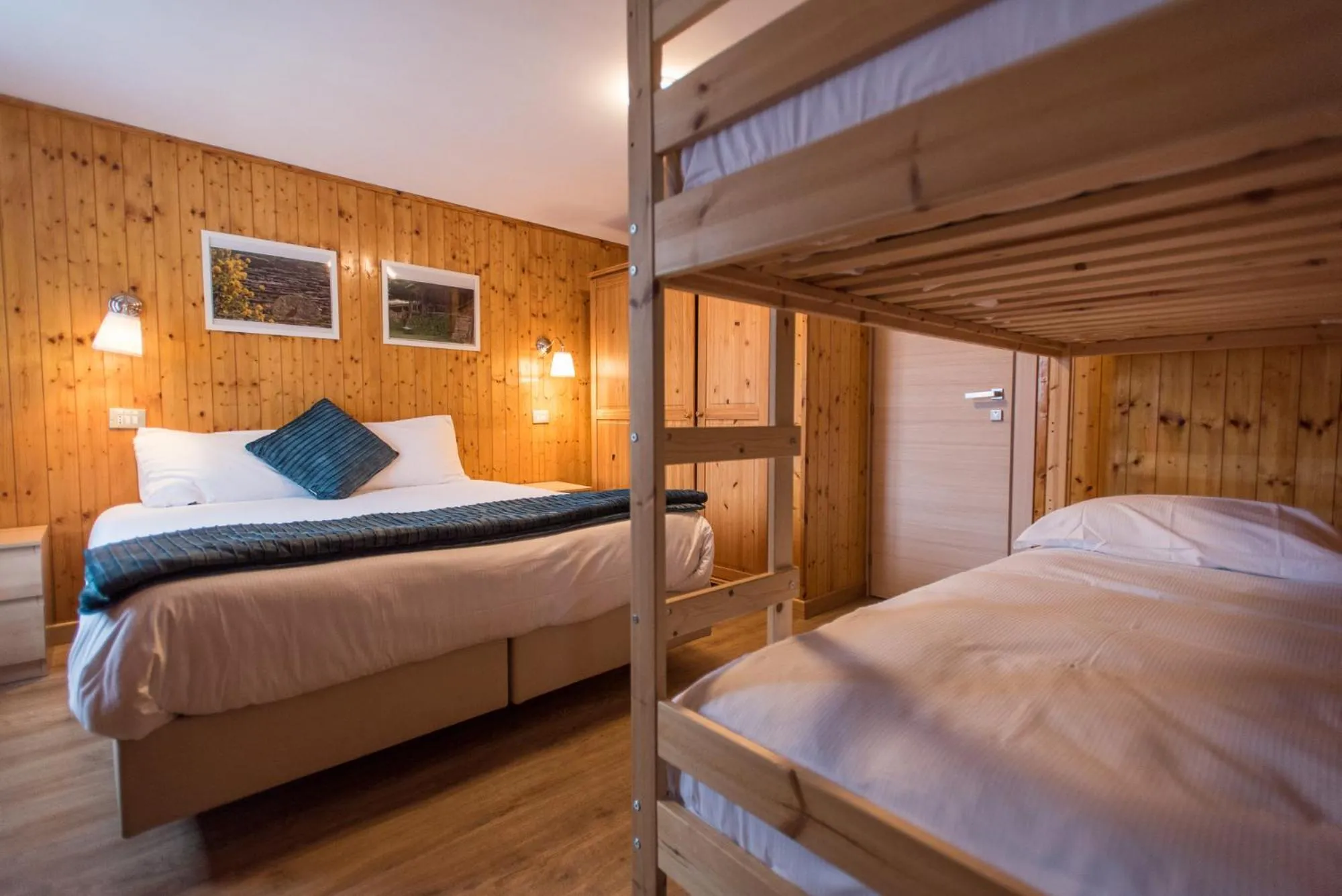 Photo of the whole room, Bed in Hotel Signal