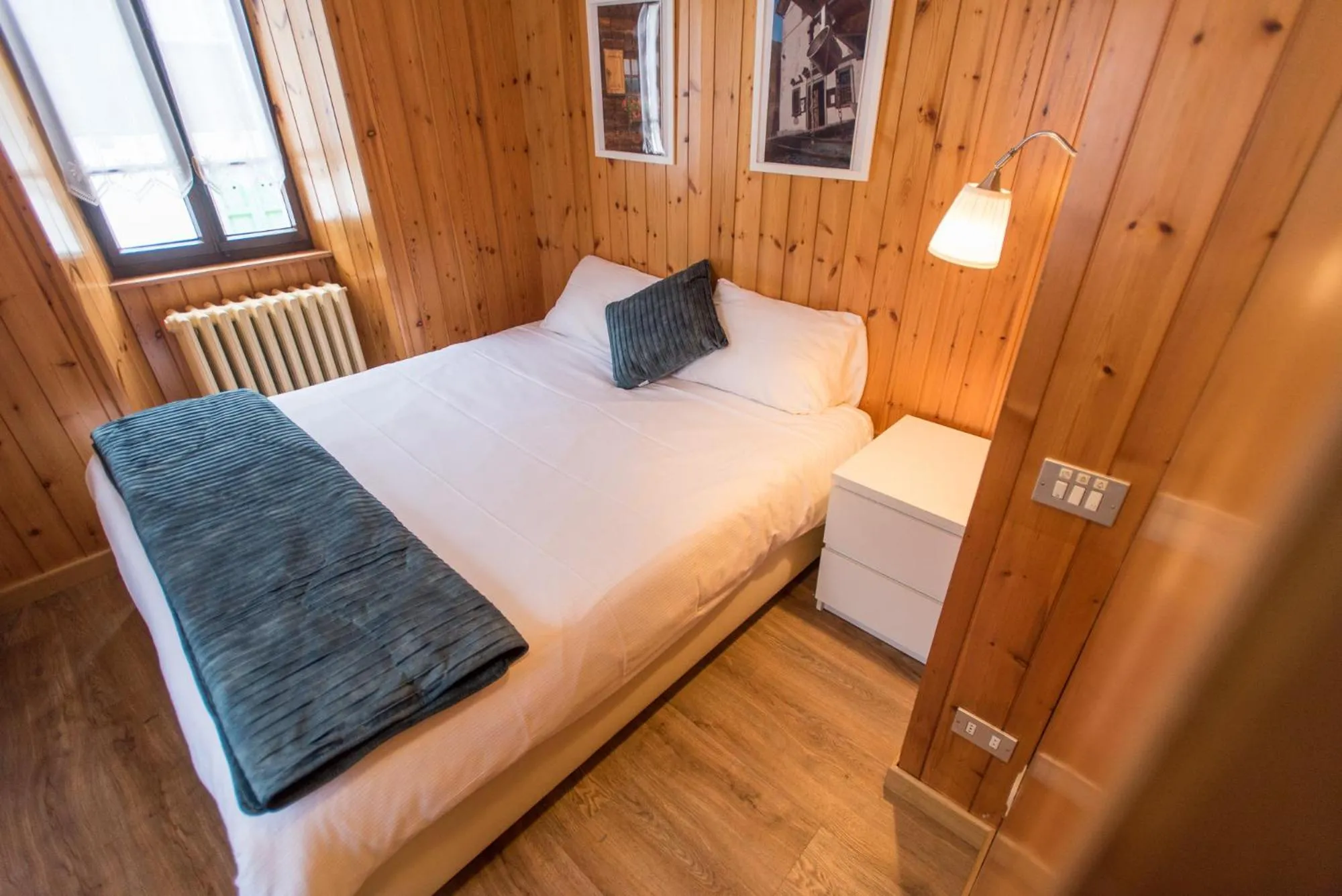 Photo of the whole room, Bed in Hotel Signal