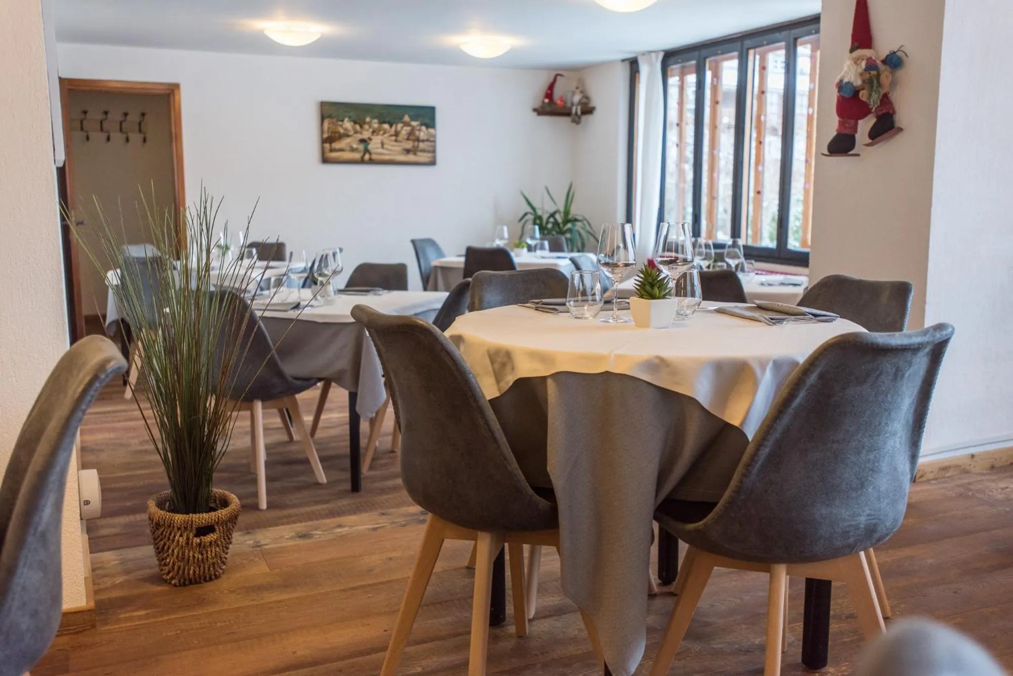 Restaurant/places to eat in Hotel Signal