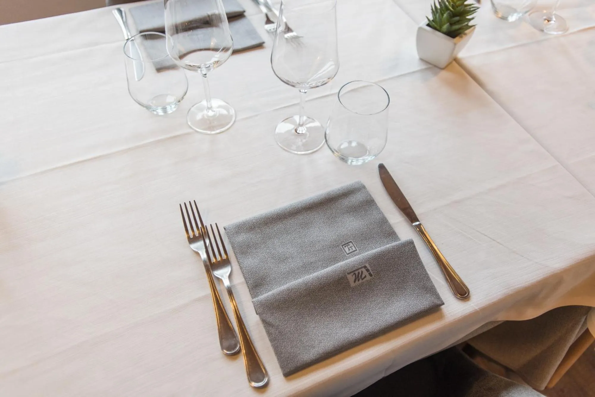 Restaurant/places to eat in Hotel Signal