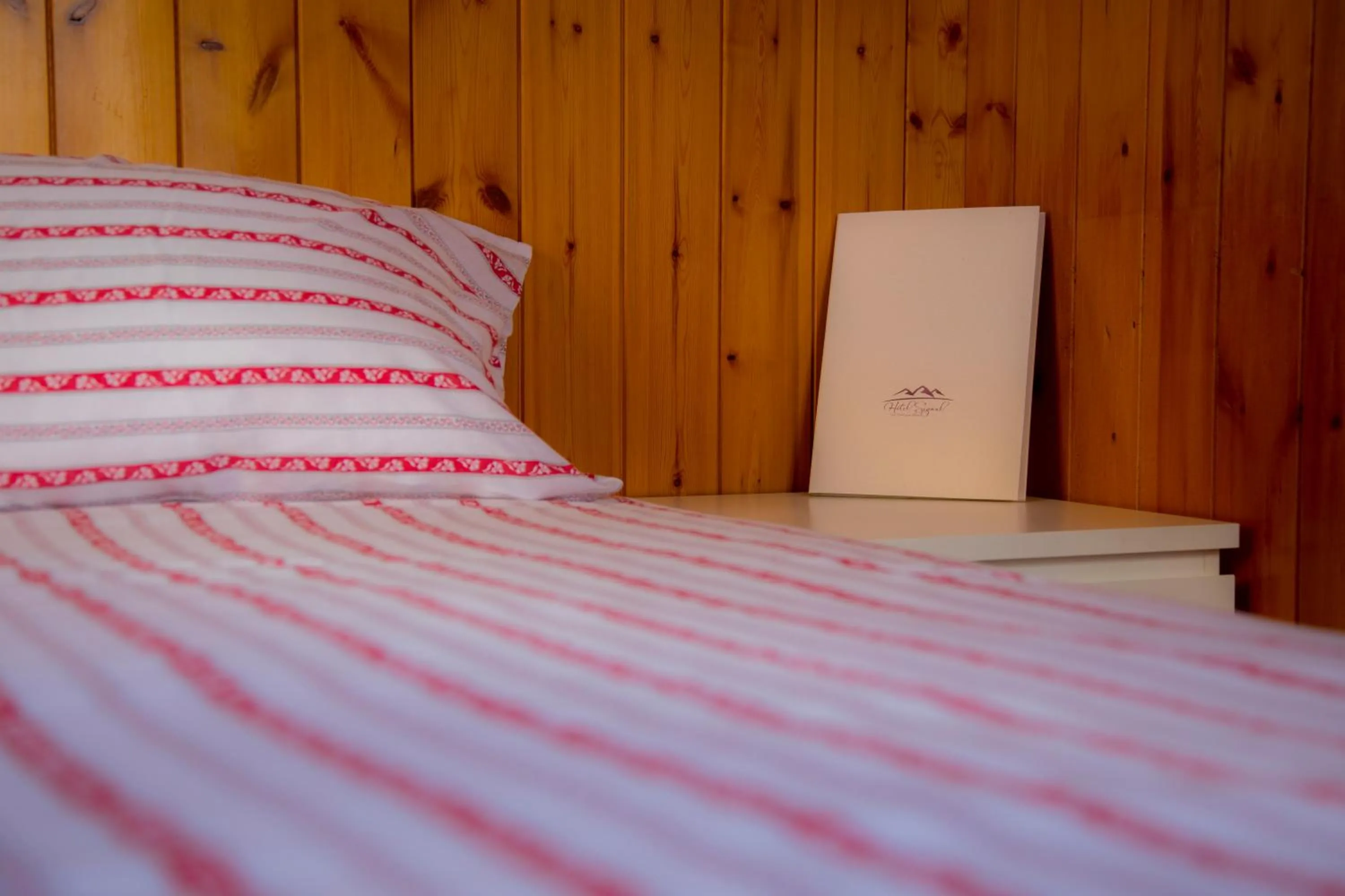 Photo of the whole room, Bed in Hotel Signal