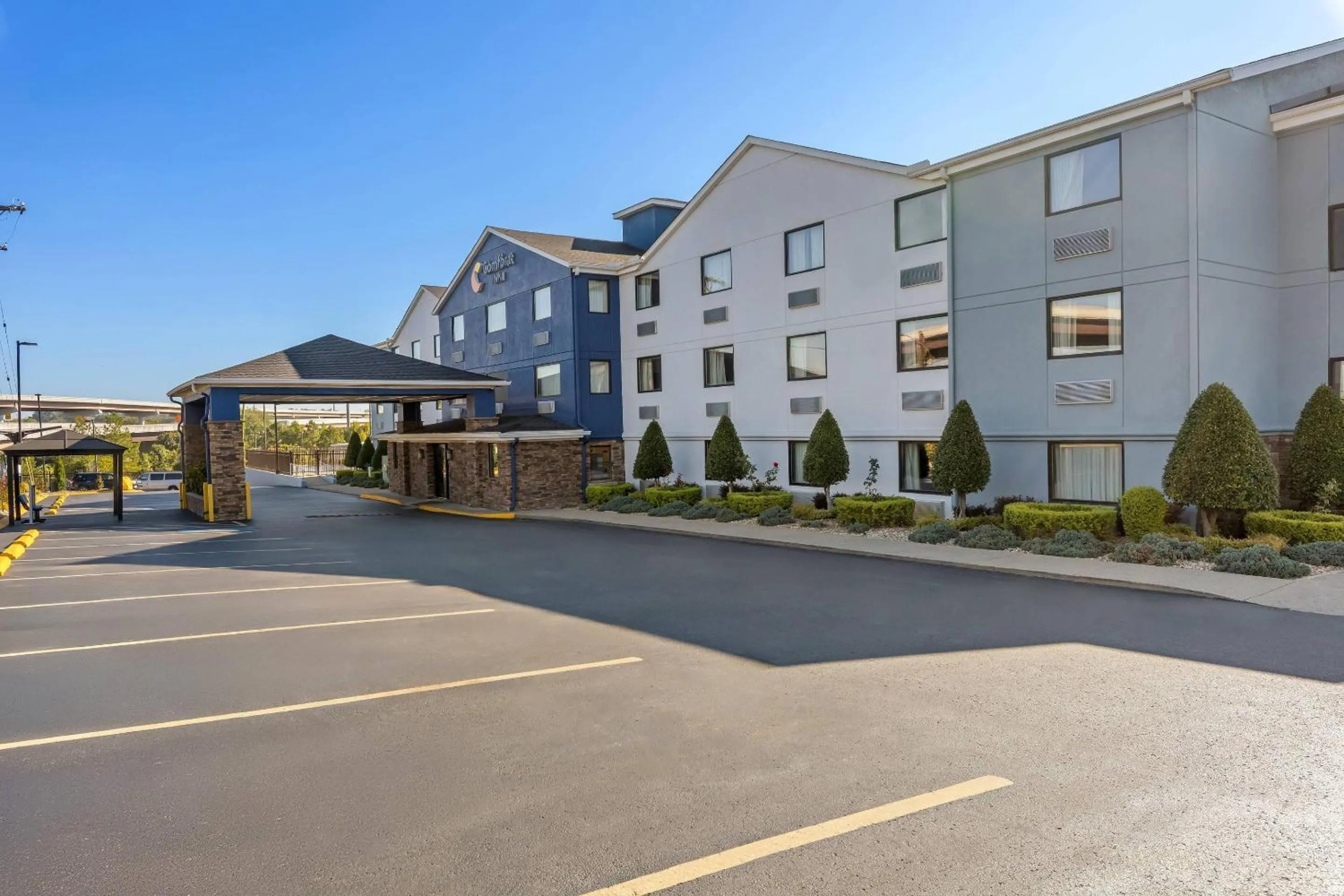 Property building in Comfort Inn Nashville West