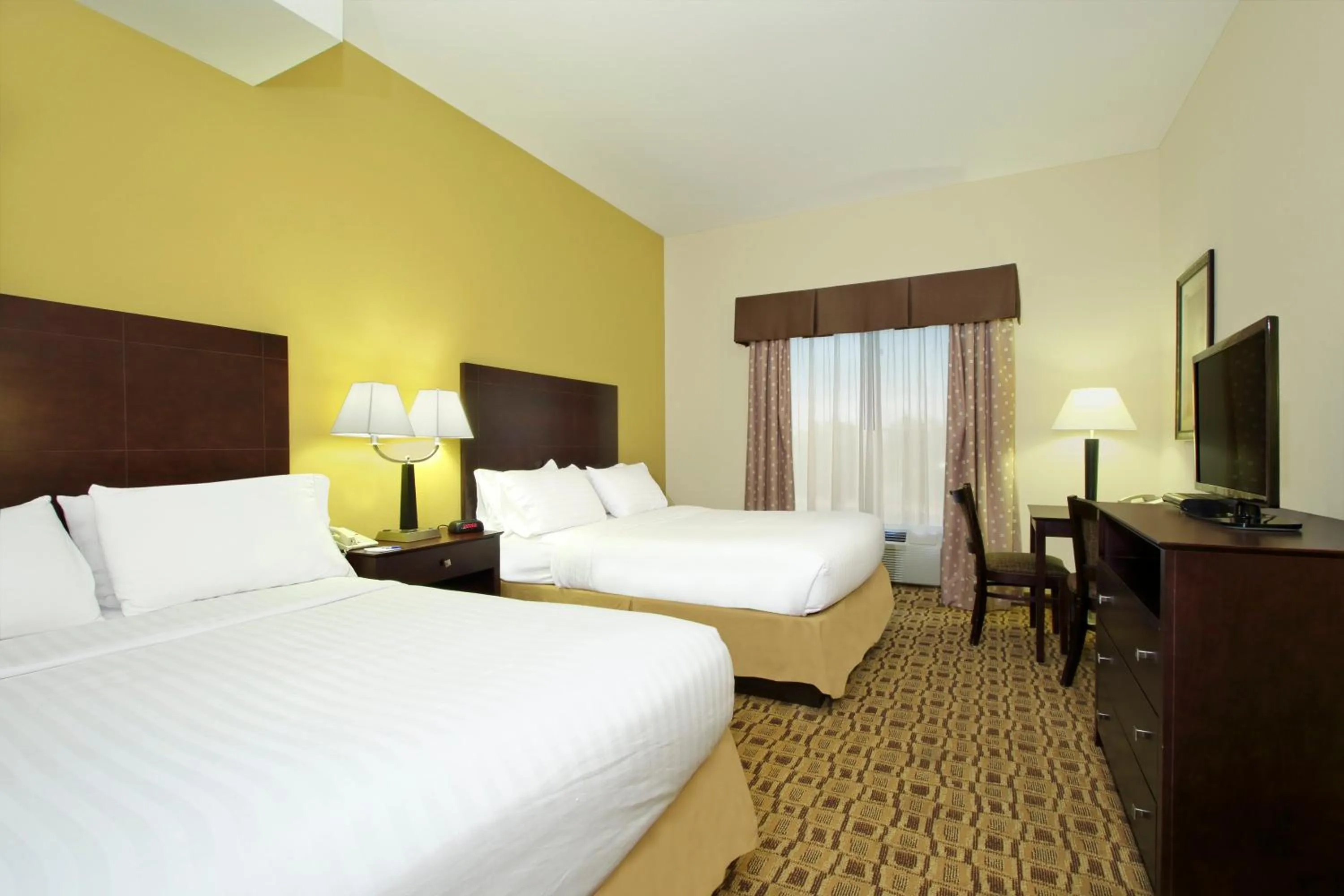 Photo of the whole room, Bed in Holiday Inn Express Boonville by IHG