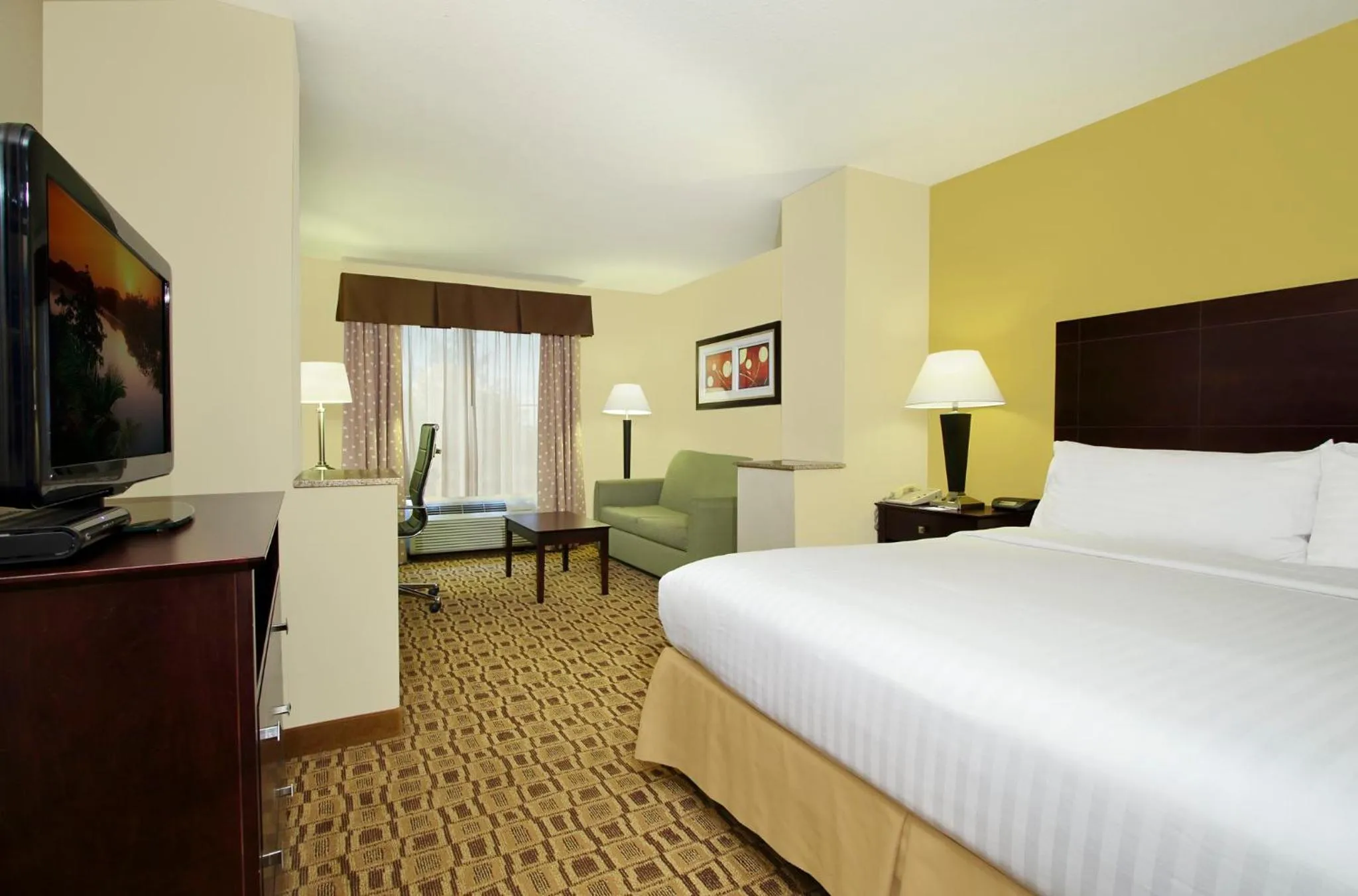 Photo of the whole room, Bed in Holiday Inn Express Boonville by IHG