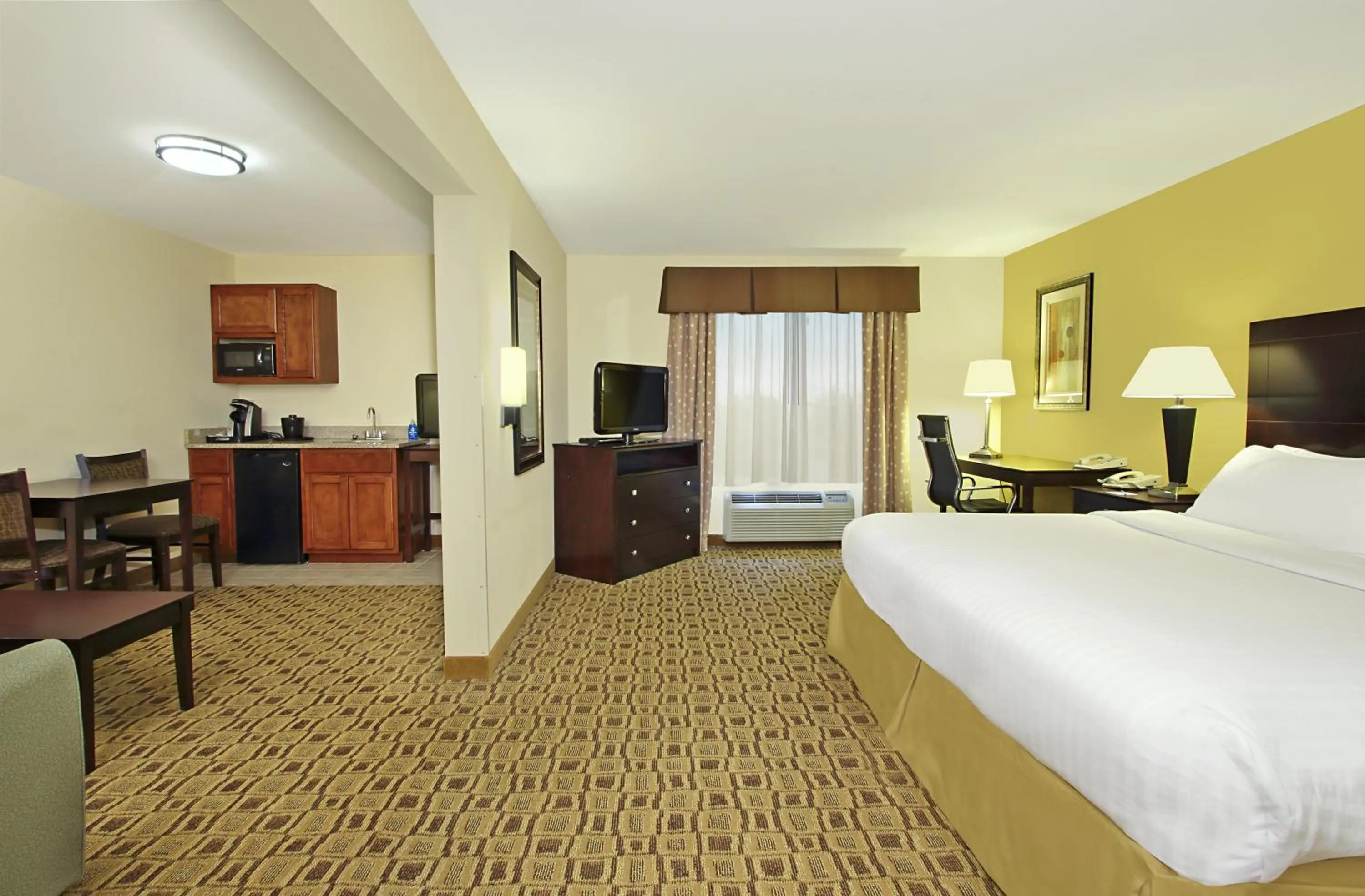 Photo of the whole room, Bed in Holiday Inn Express Boonville by IHG