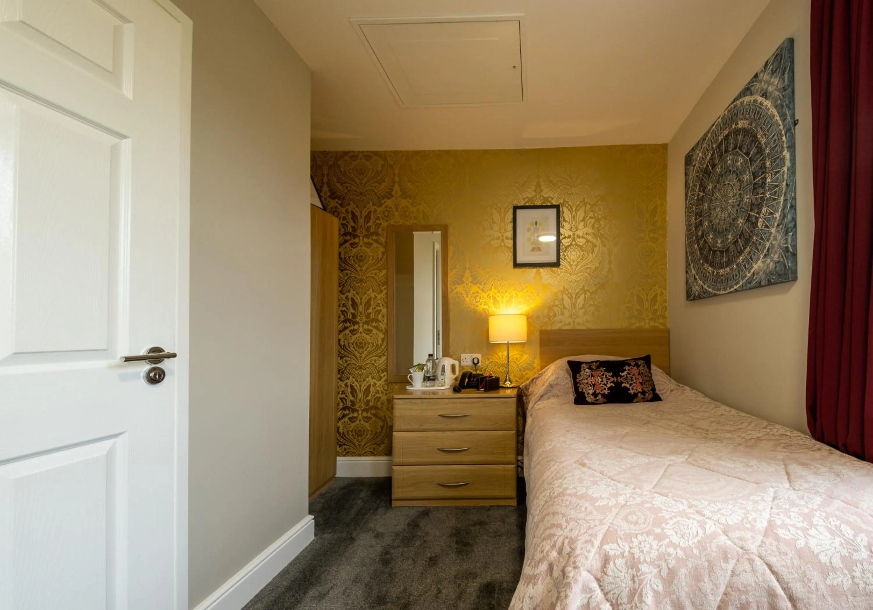 Photo of the whole room, Bed in Brockley Hall Hotel