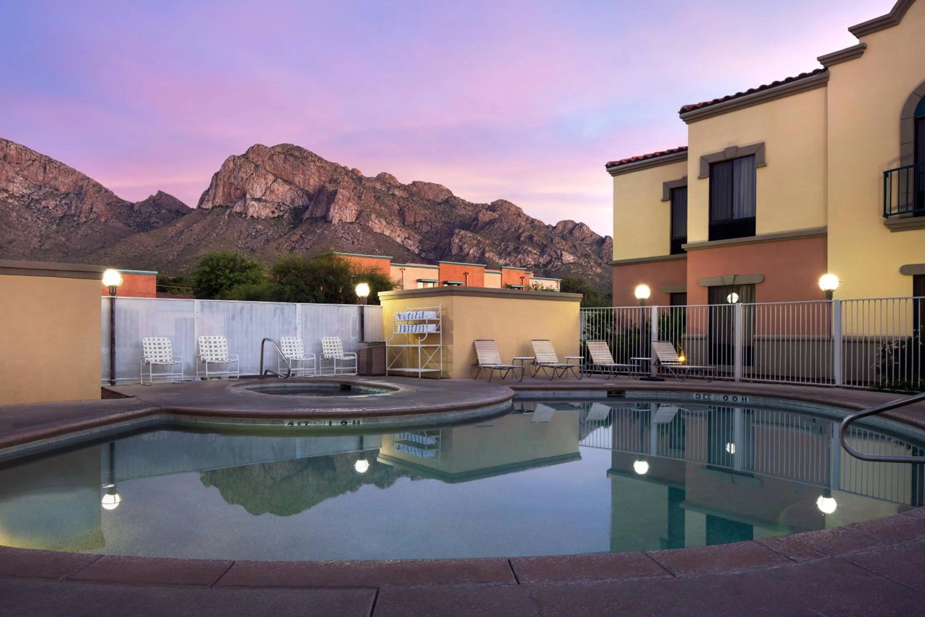 Swimming pool in Fairfield Inn & Suites Tucson North/Oro Valley