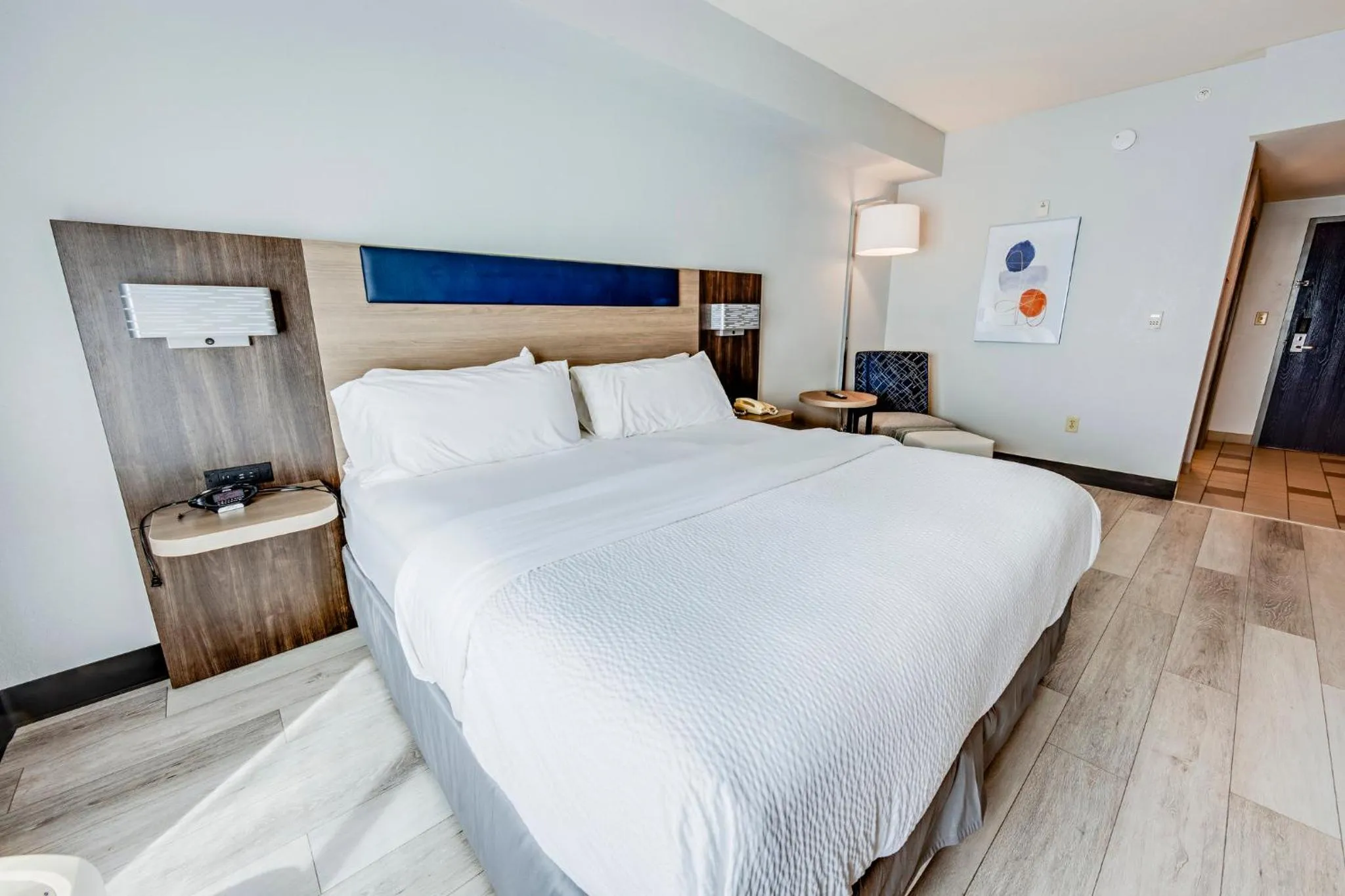 Photo of the whole room, Bed in Holiday Inn Express Hotel & Suites Ohio State University- OSU Medical Center by IHG