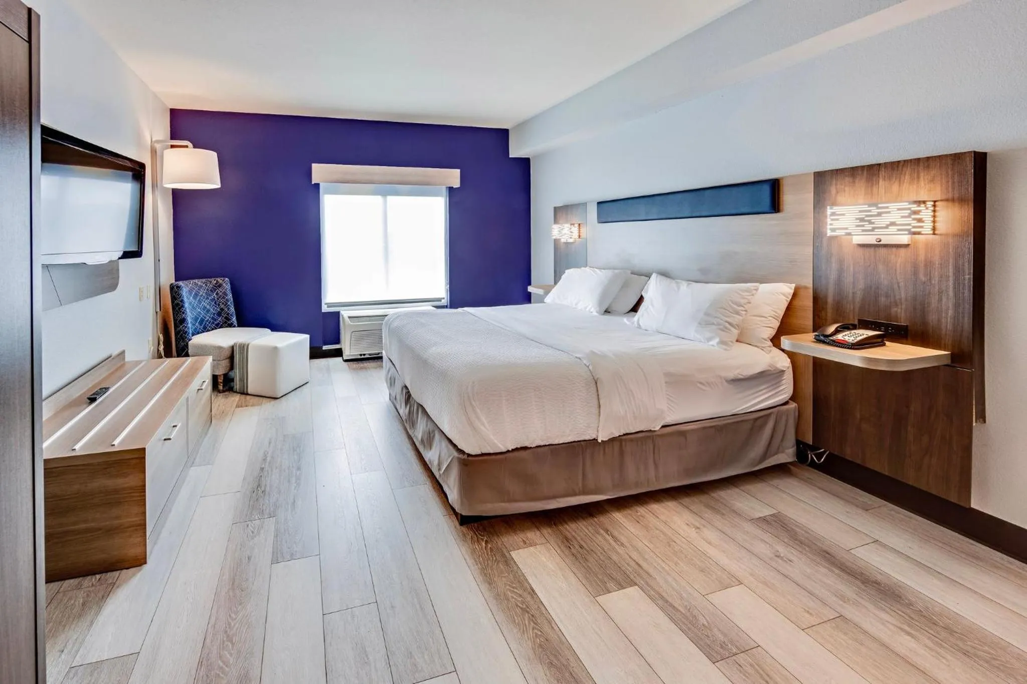 Photo of the whole room, Bed in Holiday Inn Express Hotel & Suites Ohio State University- OSU Medical Center by IHG