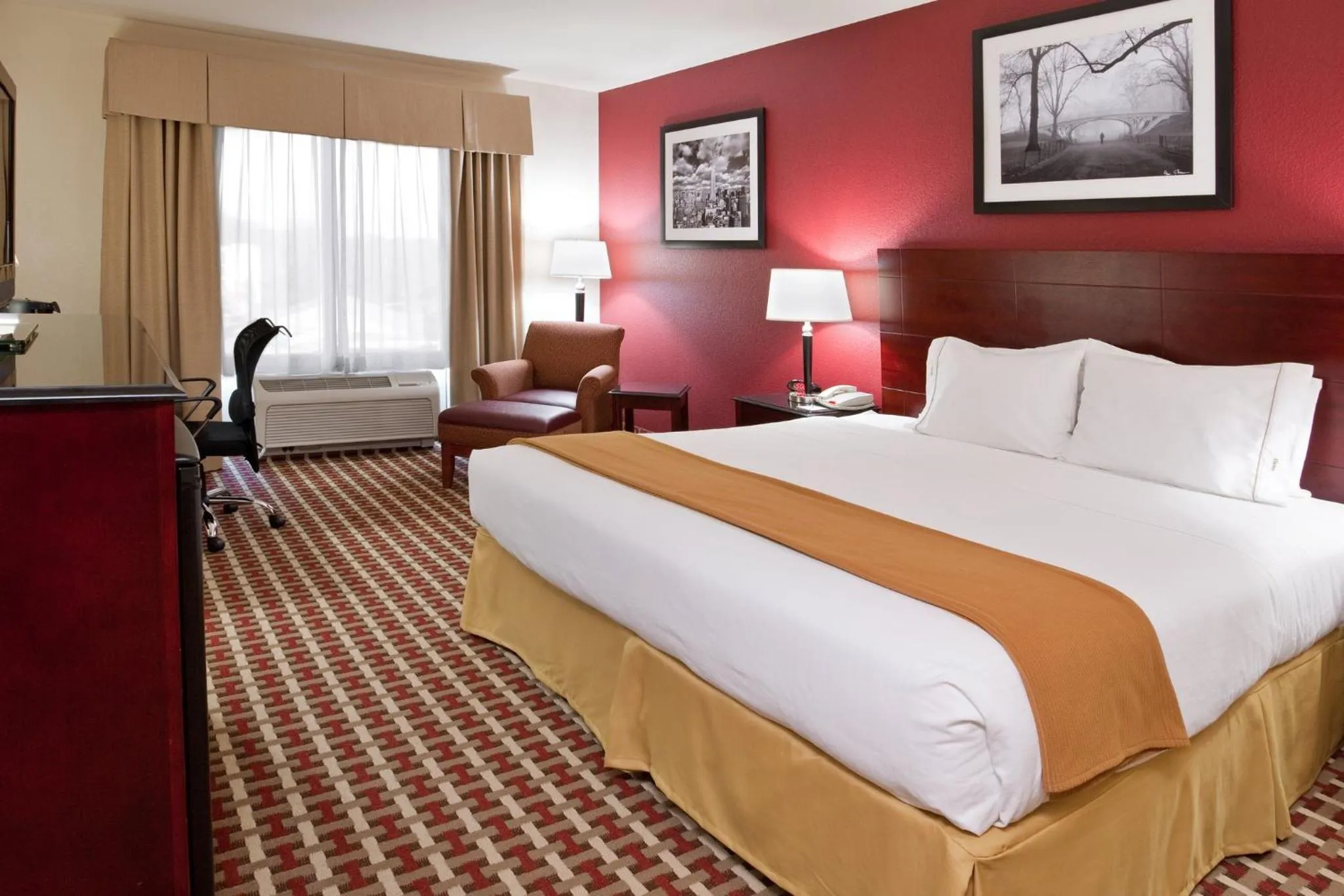 Photo of the whole room, Bed in Holiday Inn Express Hotel & Suites Ohio State University- OSU Medical Center by IHG