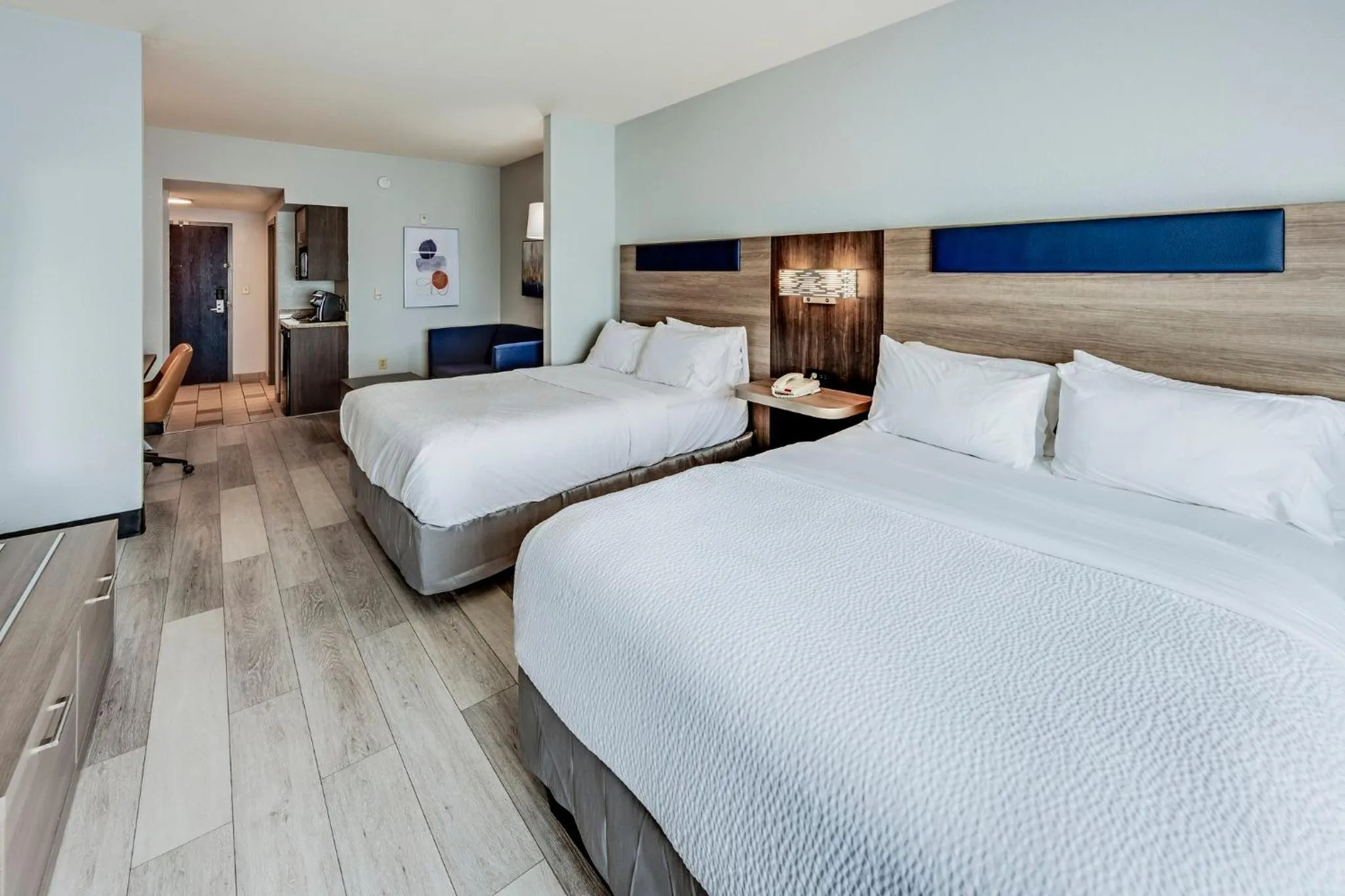 Photo of the whole room, Bed in Holiday Inn Express Hotel & Suites Ohio State University- OSU Medical Center by IHG