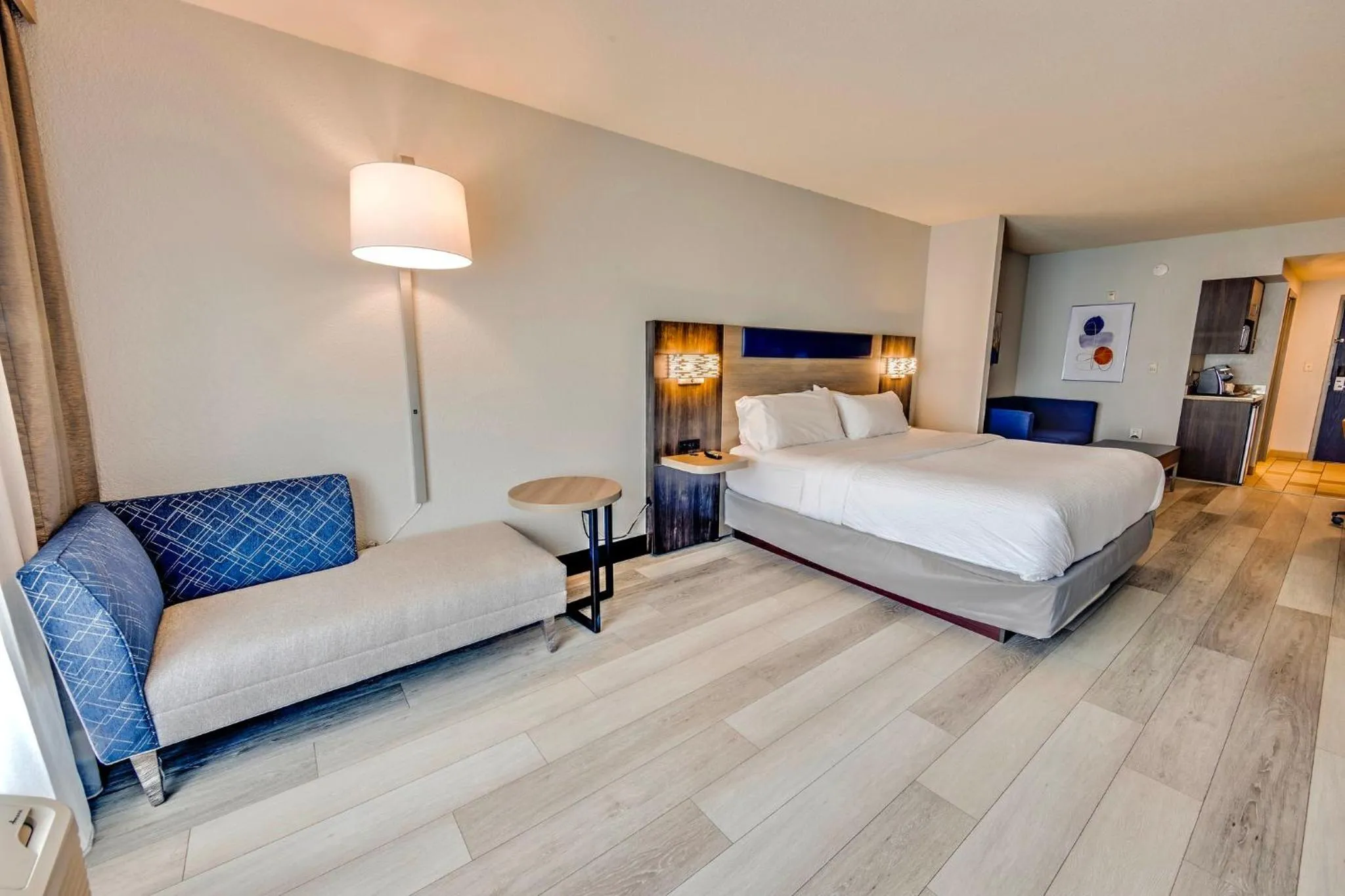 Photo of the whole room, Bed in Holiday Inn Express Hotel & Suites Ohio State University- OSU Medical Center by IHG