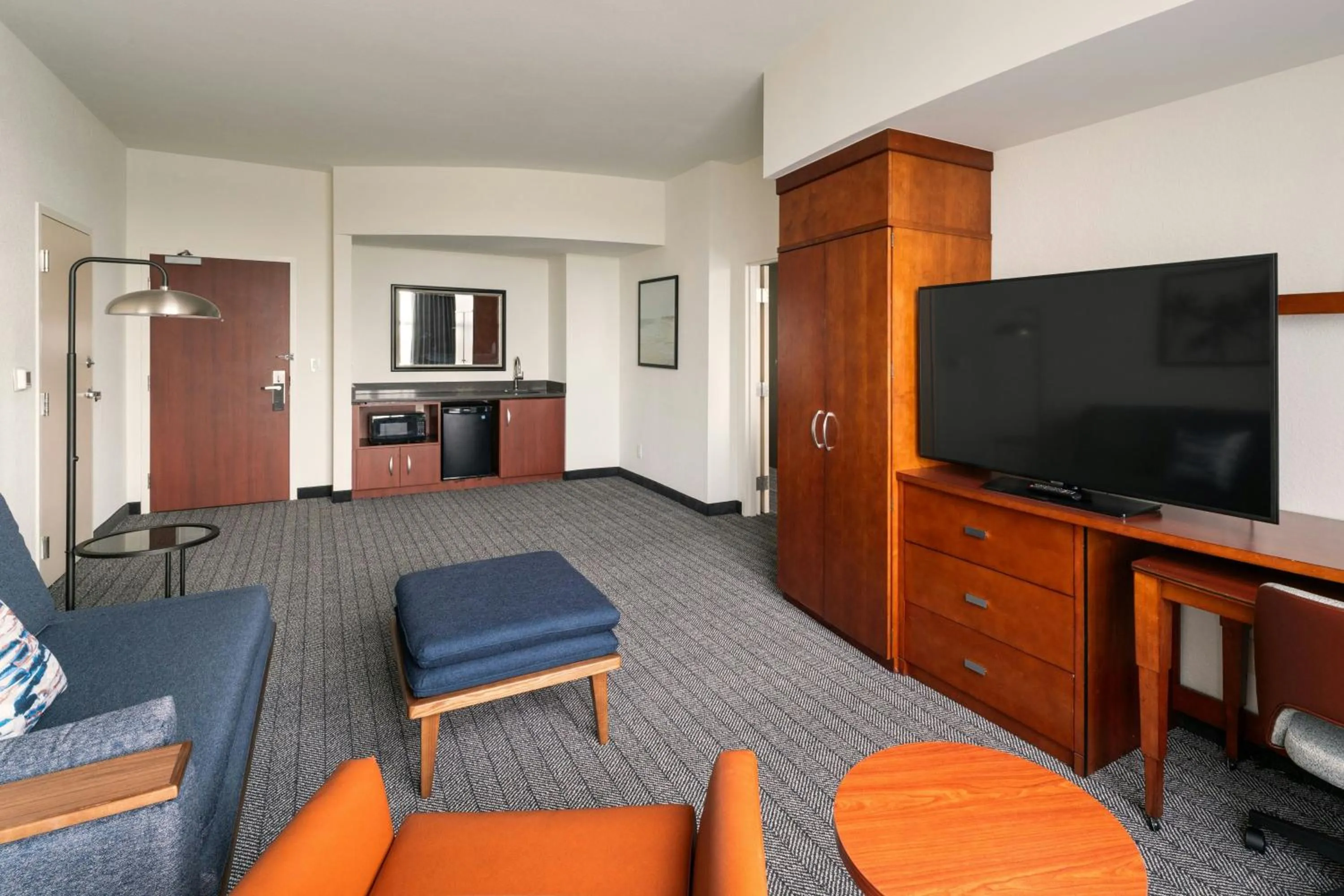 Living room in Courtyard by Marriott St. Petersburg Downtown